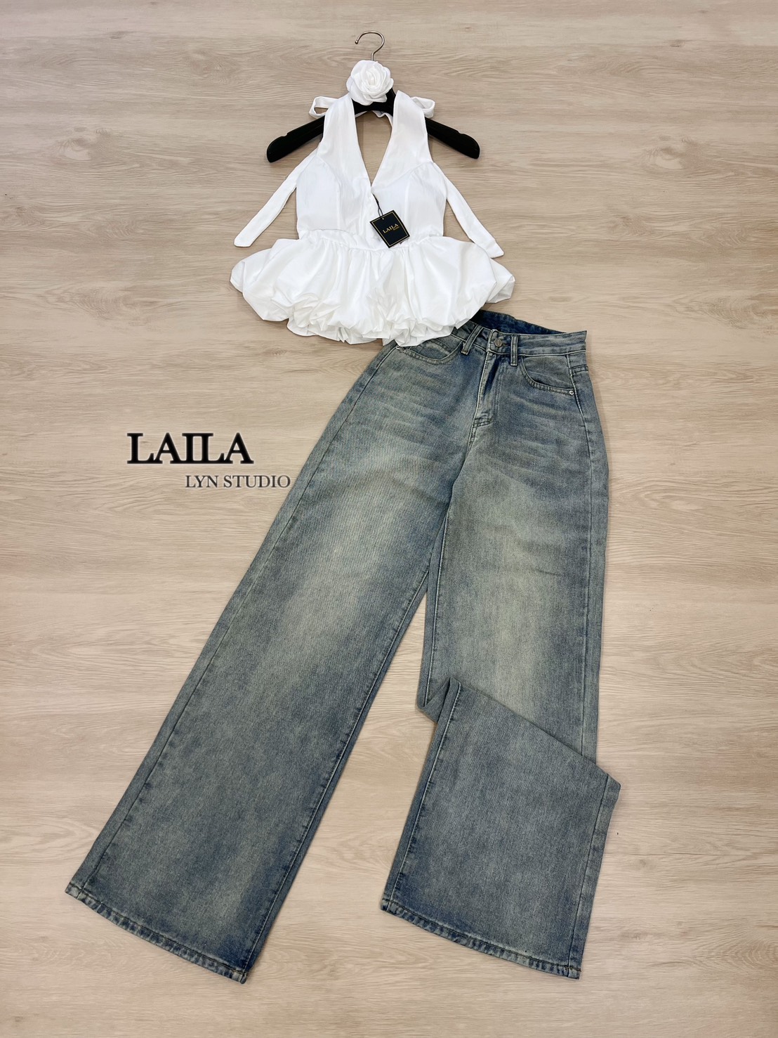 Tag : LAILA Detail: SET เสื้อ+กางเกง เสื้อทรงคล้องคอ งานแต่งผูกโบว์ช่วงคอ ด้านหลังแต่งสม็อคสุดแซ่บ ดีไซน์มาในโทนสีแดง/ขาว แต่งทรงบอลลูน ซับในสองชั้นฟูๆ มาพร้อมกางเกงยีนส์นำเข้าแท้💯 ทรงกระบอกปล่อยๆ เซ็ทนี้เหมาะสำหรับสาวๆสวยแซ่บลงตัวค่าา🖤 **