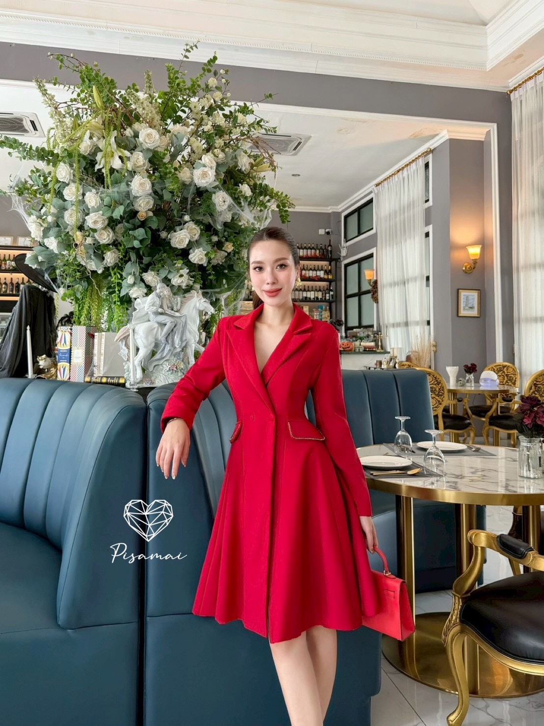 เดรสสูท5ส่วนสีแดงแขนยาว คอปก ช่วงขอบแต่งเพชรวิ๊งๆ ผ้าหนา สวยมากค่า ใส่เฟียสๆ แกรมๆ ได้ไม่ซ้ำใคร ต้องมีเลยค่า