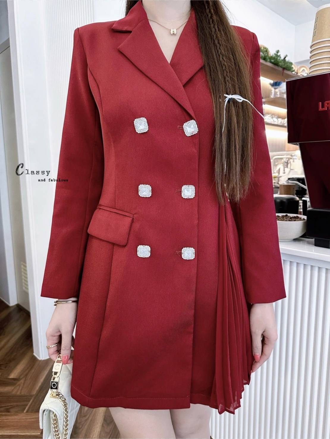 Dress สูท คอปกสูทแขนยาว บ่าเสริมฟองน้ำ ผ้าสูทอัดกาวอย่างดี กระดุมหน้าสวยๆ 6เม็ด และปลายกระโปรงด้านข้างอัดพลีท ผ้าดีมากมีน้ำหนัก มีซับในทั้งตัว งานหรูงานดูแพงเวอร์วัง สวยระดับ10 จัดเลยไม่ผิดหวัง ผ้าดี๊ดี