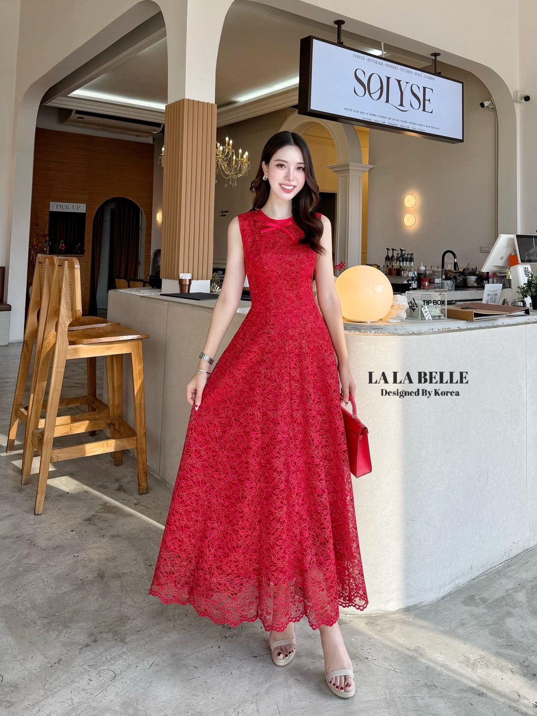 แม็กซี่เดรสลูกไม้รุ่นขายดีรอบนี้ทำเป็นแขนกุดสวยมากคอกลมแขนกุดแต่งโบว์ช่วงคอเอวเข้ารูปเข้าทรงตีเกล็ดเข้าทรงทรงตัวช่วงเอวเก็บทรงสวยกระโปรงยาวบานมีซับในถึงชายชุดชายกระโปรงแต่งโค้งสวยมากใส่ไปเที่ยวทุ่งดอกไม้สวยปังงานคุณภาพเกรดพรีเมี่ยม
