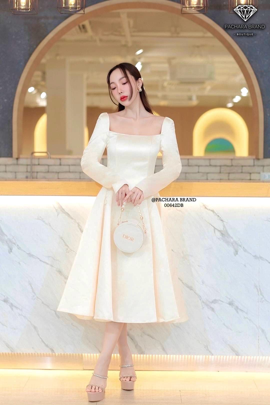 เดรสคอเหลี่ยมแขนยาวสีครีม มีฟองน้ำดันทรงสวย ช่วงเอวตีเกร็ดเข้ารูป ชายกระโปรงบานสวยมาก เนื้อผ้าซาตินหนามีซับในอัดกาวอย่างดี งานซิปด้านหลัง รุ่นนี้ใส่ชิลล์ถ่ายรูปสวยได้ทุกโอกาสเลยนะคะ #PACHARABRAND
