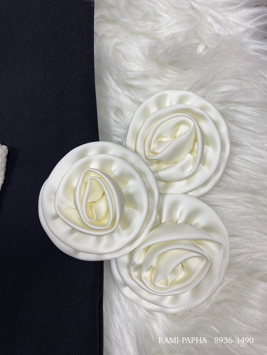 Label :: RAMI-PAPHA(รมิปภา) ชุดเซตสุดคุ้ม!! สไตล์ลูกคุณ เสื้อคล้องคอกระดุมหน้า เนื้อผ้าทวีตเนื้อนุ่ม สีขาวครีม โทนสีสวยหรู ดีไซน์โดดเด่น อกมีฟองน้ำ กระดุมหน้าใช้งานได้จริงกระเป๋าหน้าแต่ง ซับในอย่างดีทั้งตัว **เนื้อผ้าเกรดพรีเมี่ยม ไม่คันเลยคะ ++กางเกงขายา