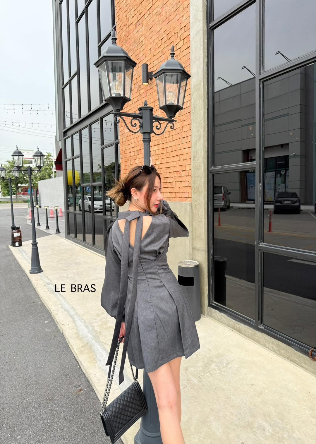 เดรสแขนยาวซ้อนผ้าตาข่ายให้ความน่ารักมีลูกเล่น หลังคอตกแต่งโบว์หางยาว ทรงสวยเข้ารูปช่วงเอวดูเอวคอดแต่ไม่อึดอัด ปลายกระโปรงจับจีบให้ทรงโมเดิร์นตามเทรน ชุดนี้เนื้อผ้าสวยมีน้ำหนักดูหรู