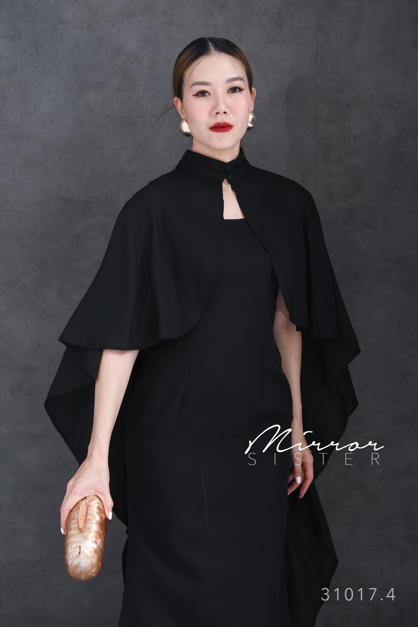 MiRRoRSiSTER's LoLo S. DReSS•• เซ็ทเดรส2ชิ้น สวยอลัง ชิ้นในเป็นเดรสแขนกุดทรงสวยเป๊ะมาก ช่วงเอวแต่งตีเกร็ดเพื่อความมีสัดส่วน ช่วงล่างเป็นกระโปรงทรงสอบผ่าข้าง ใส่สวยดูผอมเพรียว ชิ้นนอกเป็นงานคลุมไหล่ ช่วงอำพรางต้นแขนและด้านหลัง