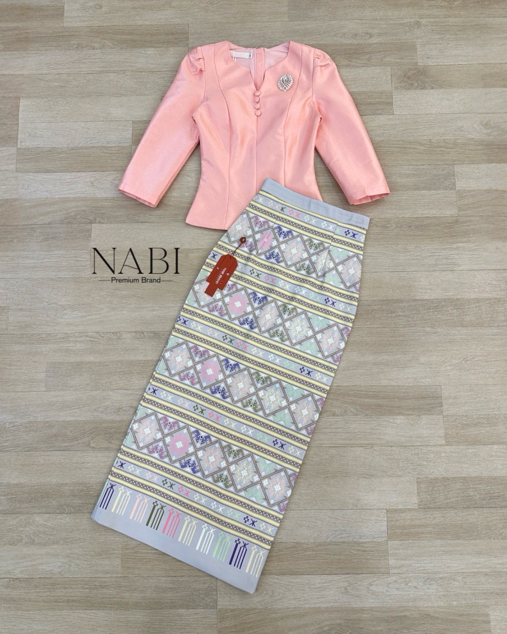 Label :: #NABIBRAND Code :: A-50010 Detail :: ใครกำลังมองหาชุดไปวัด งานบวช งานขึ้นบ้านใหม่ ออกพรรษา แนะนำชุดนี้เลยค่ะ ชุดเซ็ตเสื้อแขนยาว 3ส่วน คอกลม ผ่าทรงวีช่วงอก แต่งกระดุม มาคู่กับผ้าถุงพิมพ์ลายไทยและเข็มกลัดเพชร ทรงสวยมาก ผ่าด้านหลัง เดินสะดวก ผ้าอัดก