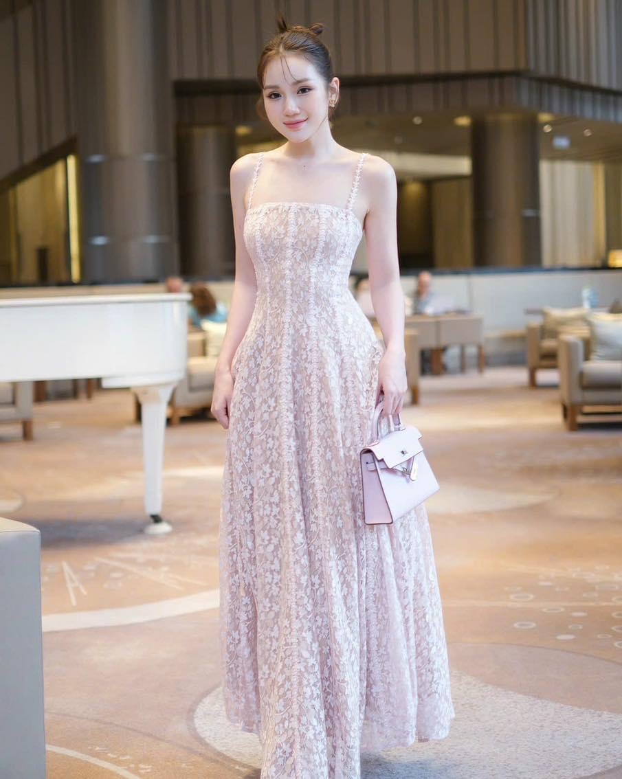 เดรสสายเดี่ยวยาวลูกไม้สีครีม ซ้อนซับในสีเนื้อ ด้านหลังเป็นสายถัก ดึงให้กระชับกับตัวได้ สวยมสกรุ่นนี้ ห้ามพลาดค่ะ