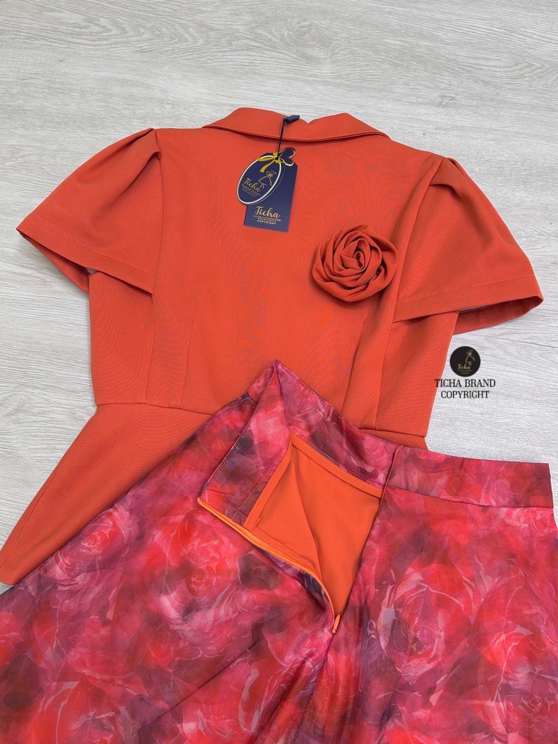 Set 3 ชิ้น เสื้อเบเซอร์แขนสั้น ดีเทลคอปกกระดุมหน้า ปลายชายเสื้อแต่งบานออกเล็กน้อย มาพร้อมเข้มกลัดดอกไม้ติดช่วงอก แมทซ์กับกระโปรงยาว ดีไซน์แต่งผ้ามุ้งตาข่าย พิมพ์ลายดอกกุหลาบด้านนอกสองชั้น มีชับในอิกหนึ่งชั้นอย่างดี ซิปหลังช่อน