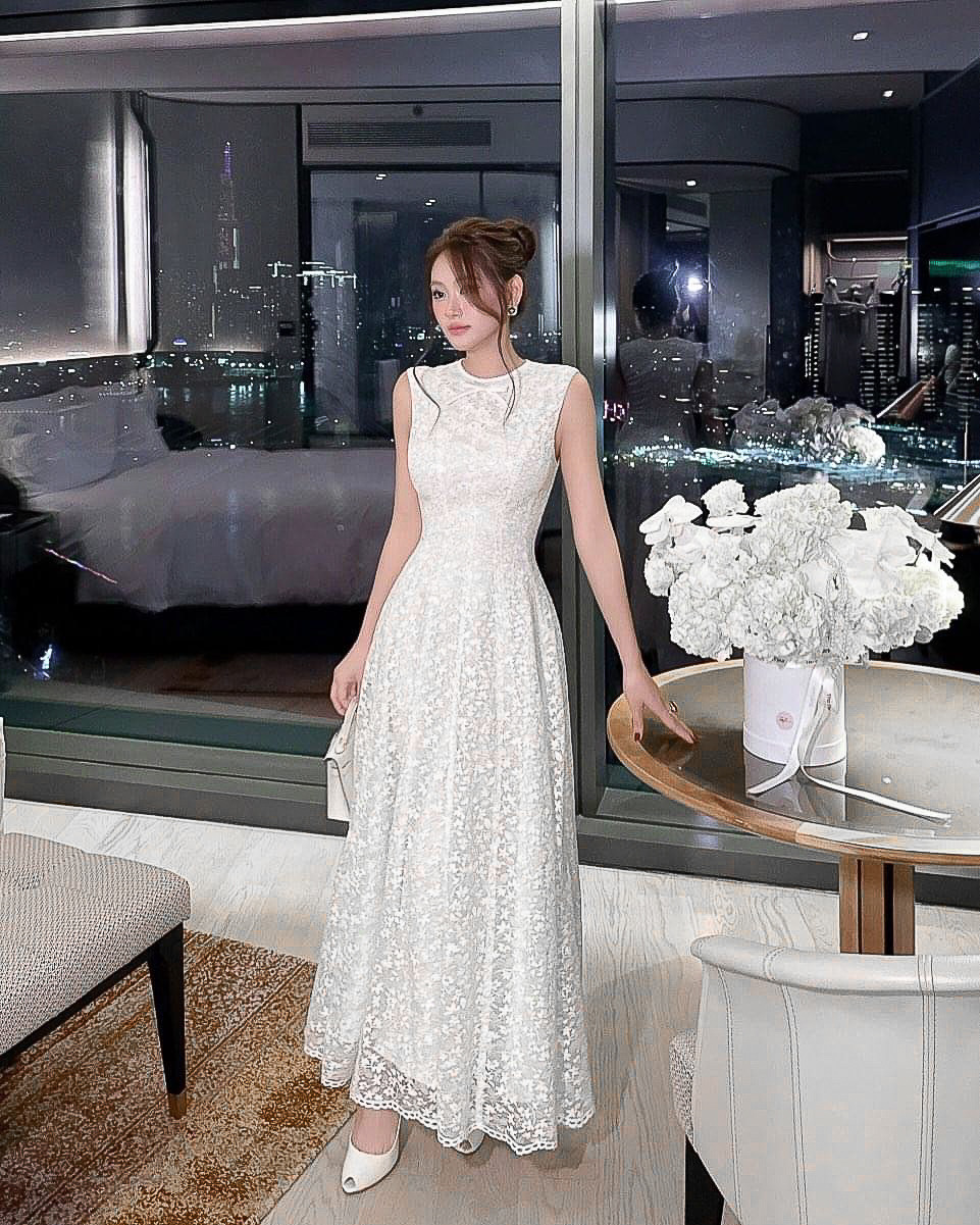 แม็กซี่เดรสลูกไม้สีขาวซ้อนซับในสีขาว มีแต่งโบว์ตรงกลางอก สวยมาก ชายพริ้ว สะบัดสวย ใส่ได้หลายโอกาส ห้ามพลาดค่ะ