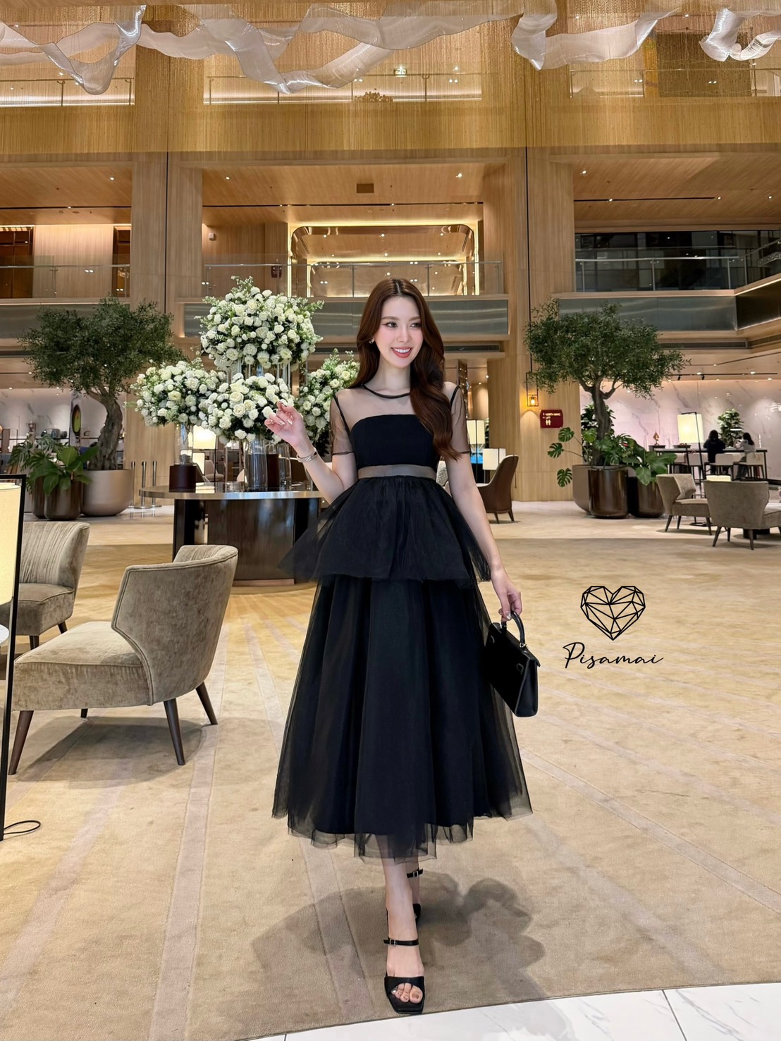 เดรสซีทรูสีดำมาในทรงผ้าตาข่ายฟูซ้อน ช่วงบนมีเกาะอกตัวสั้นติดมาให้กับชุด สวย อลังมากกกกกค่า ใส่เฟียสๆ แกรมๆ ได้ไม่ซ้ำใคร ต้องมีเลยค่