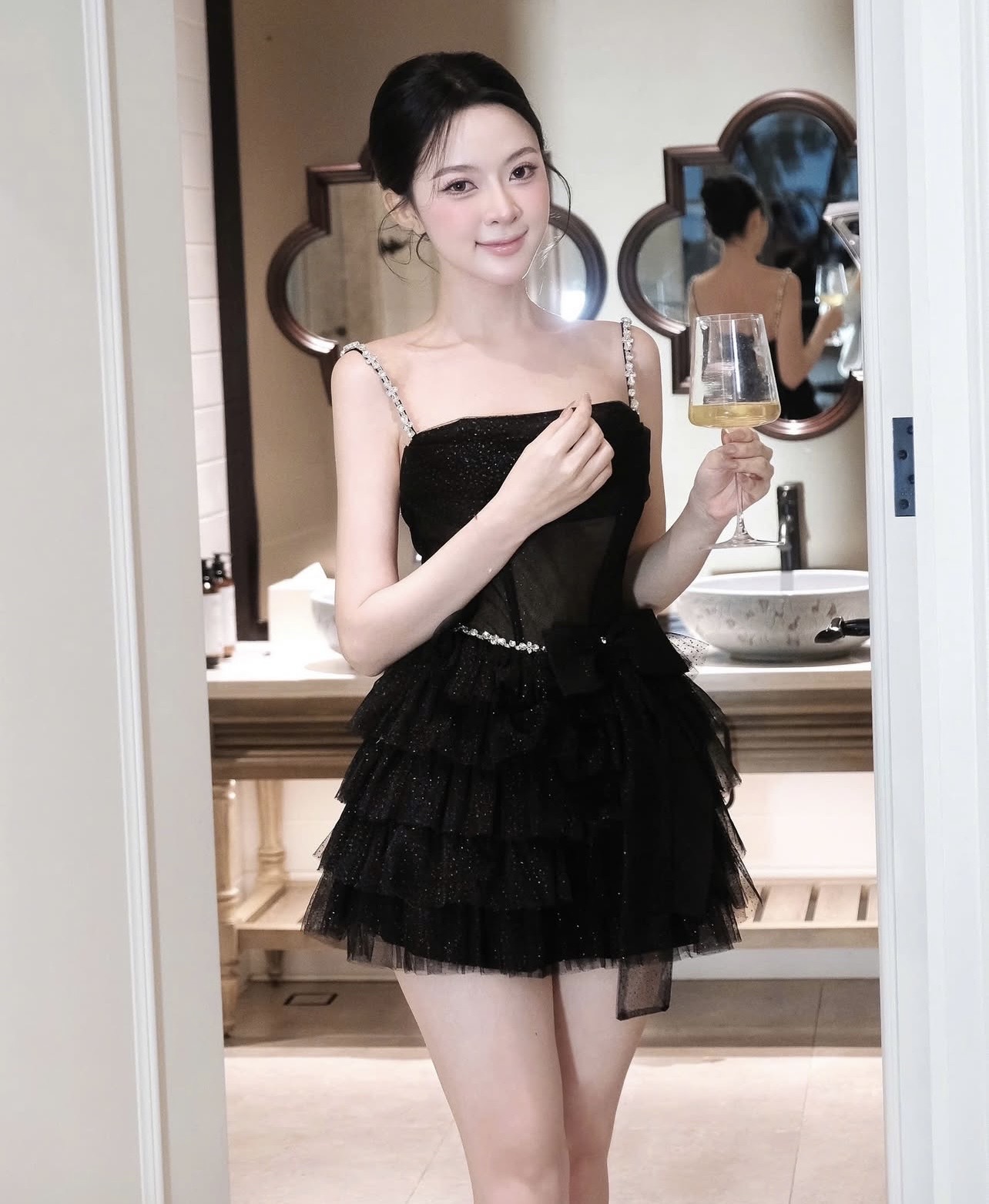 เดรสสีดำสายเดี่ยวแต่งเพชรผ้าวิ้งๆมีกลิตเตอร์ในตัวกระโปรงแต่งทเีเทลระบายเป็นชั้นๆทรงพองน่ารักๆช่วงเอวมีเพชรแต่งรอบเอวเย็บโบว์ช่วงกระโปรงงานมีฟองน้ำเสริมมีซับในสีเนื้อช่วงตัวงานสวยเซ็กซี่ที่ควรมีไว้ออกเดทปาร์ตี้ค่า