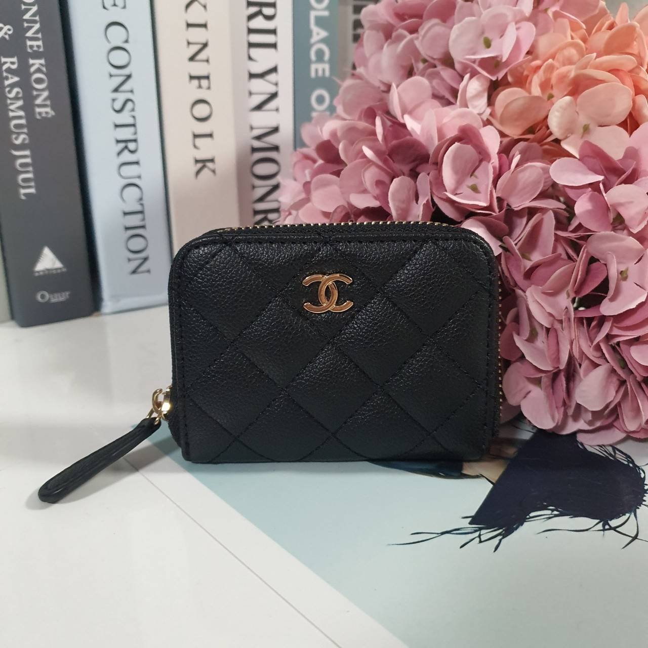 กระเป๋าสตางค์ใบสั้นซิปรอบแบรนด์เนมชาแนลพรีเมี่ยมกิ๊ฟ Chanel premium gift-สีดำอะไหล่ทองซับแดง