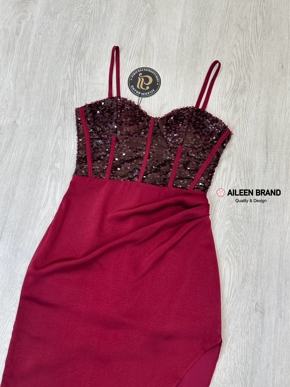 เดรสยาว ท่อนบนสายสปาเก็ตตี้ตีเกร็ดล๊อคทรงแบบคอร์เซ็ท ปักเลื่ิอมทั้งตัว ( เสริมฟองน้ำและซิปหลังซ่อนอย่างดี ) ช่วงกระโปรงแต่งด้วยผ้าสีพื้นจับจีบไขว้ด้านข้างยาวถึงข้อเท้าผ่าสูงปรี๊ดถึงช่วงต้นขา เนื้อผ้าดีมีซับในทั้งชุดใครหาชุดออกงานจัดด่วนด่วนเลยค่ะ