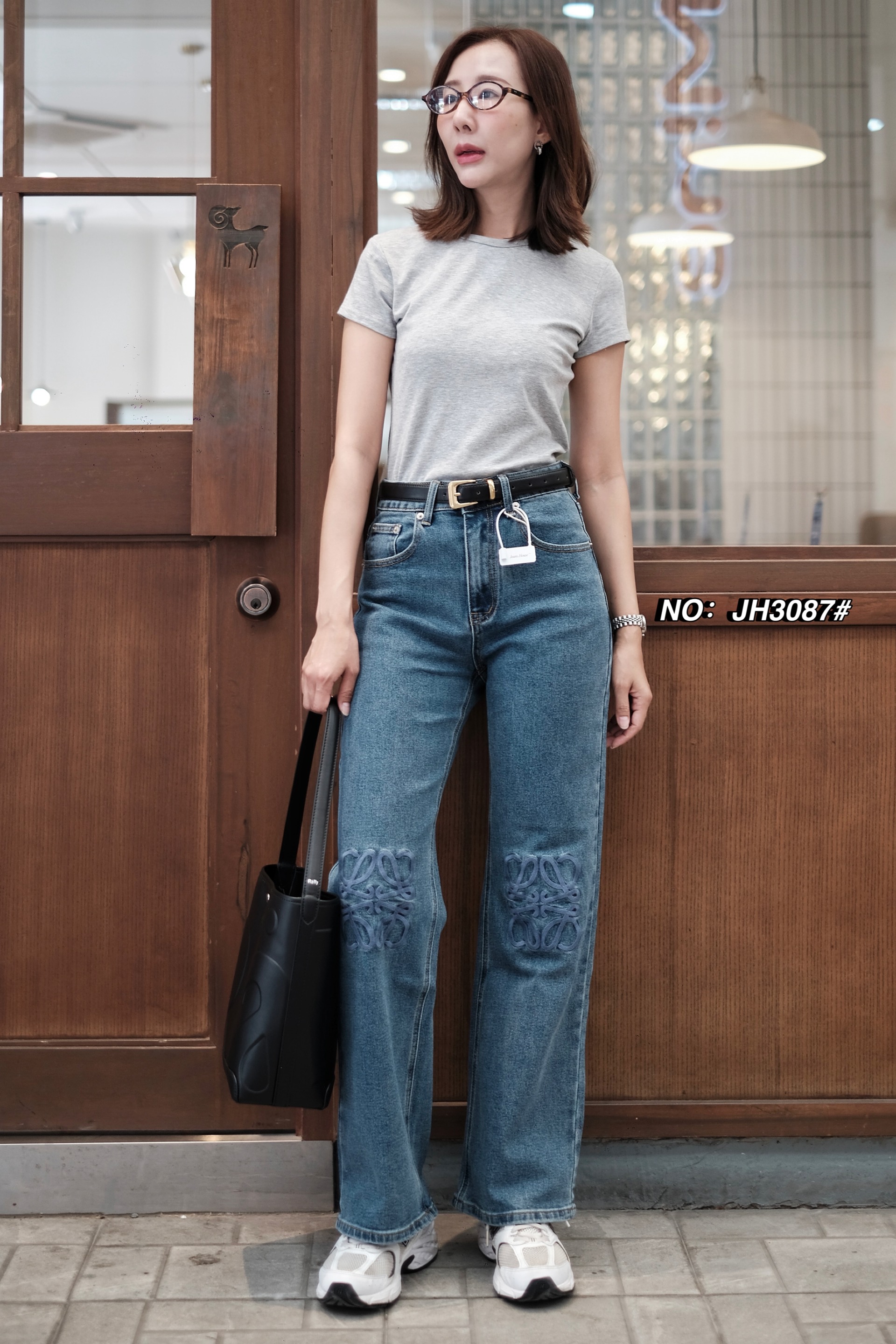No.JH3087# - highwaist jeans กางเกงยีนส์ทรงขากระบอกรุ่นใหม่มาแล้วค่า (ผ้ายืด) เอวสูง สีมาใหม่ เนื้อผ้ายืดหยุ่นเก็บทรง ใส่ดูเพรียวมากดีเทลปักโลโก้ LOEWE เก๋เก๋มากๆตรงข้างหน้า 2 ข้าง พร้อมด้วยป้ายหนัง งานสวยมากกก ดูแพงสุดๆ
