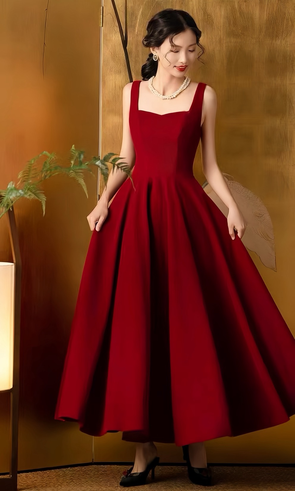 เซ็ตแขนกุดสีแดงตัวยาวบาน เนื้อผ้าสูทอัดกาวอย่างดี หนาเป็นวอลลุ่มใส่สวยมากค่า ถ่ายรูปดีมากเลยค่ารุ่นนี้ ปังปุริเย้แน่นอนค่า ห้ามพลาดเลย