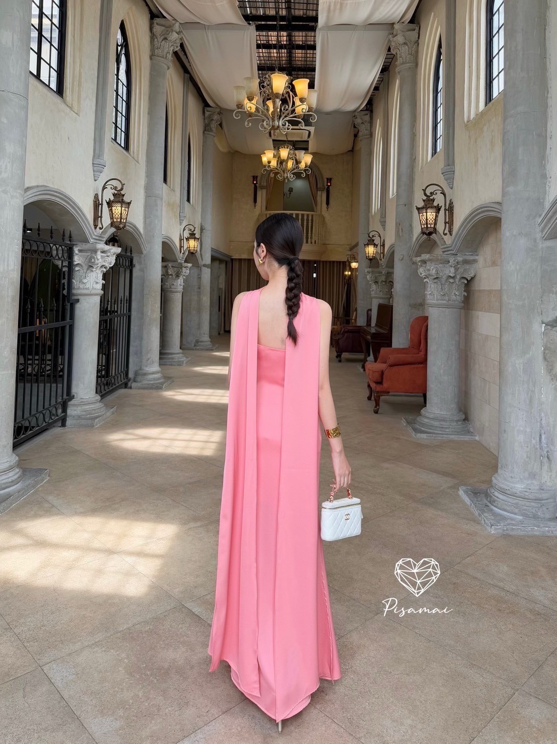 เดรสสายเดี่ยวอกย่นสีชมพูตัวยาว มาพร้อมโชกเกอร์ผ้าคาดคอผืนยาวใส่สวยมากกกก ราคานี้มือต้องไวเลยค่า รุ่นนี้ใส่สวย