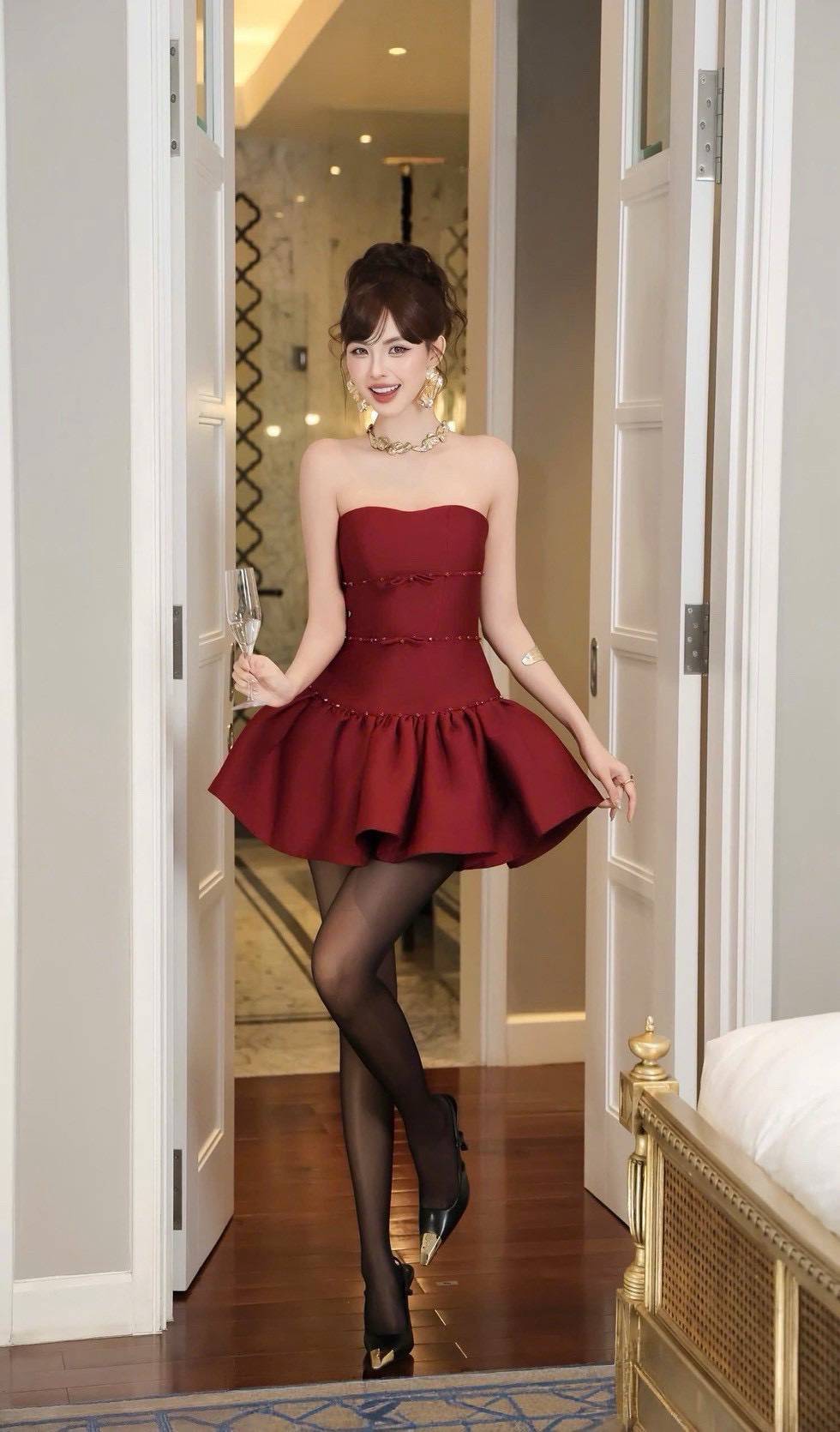 set 2 ชิ้นนะคะ เกาะอกสุดคิ้วแต่งอะไหล่เพชรรอบตัว เสริมฟองน้ำเพิ่มความมั่นใจให้สาวๆ + แต่งโบว์ สวยหรูสวยแพง + กางเกงขาสั้นสวย มีกระเป๋า 1 ข้างใช้งานได้จริงค่ะ เป๊ะปัง การันตีงานคุณภาพ ตัดเย็บปราณีต