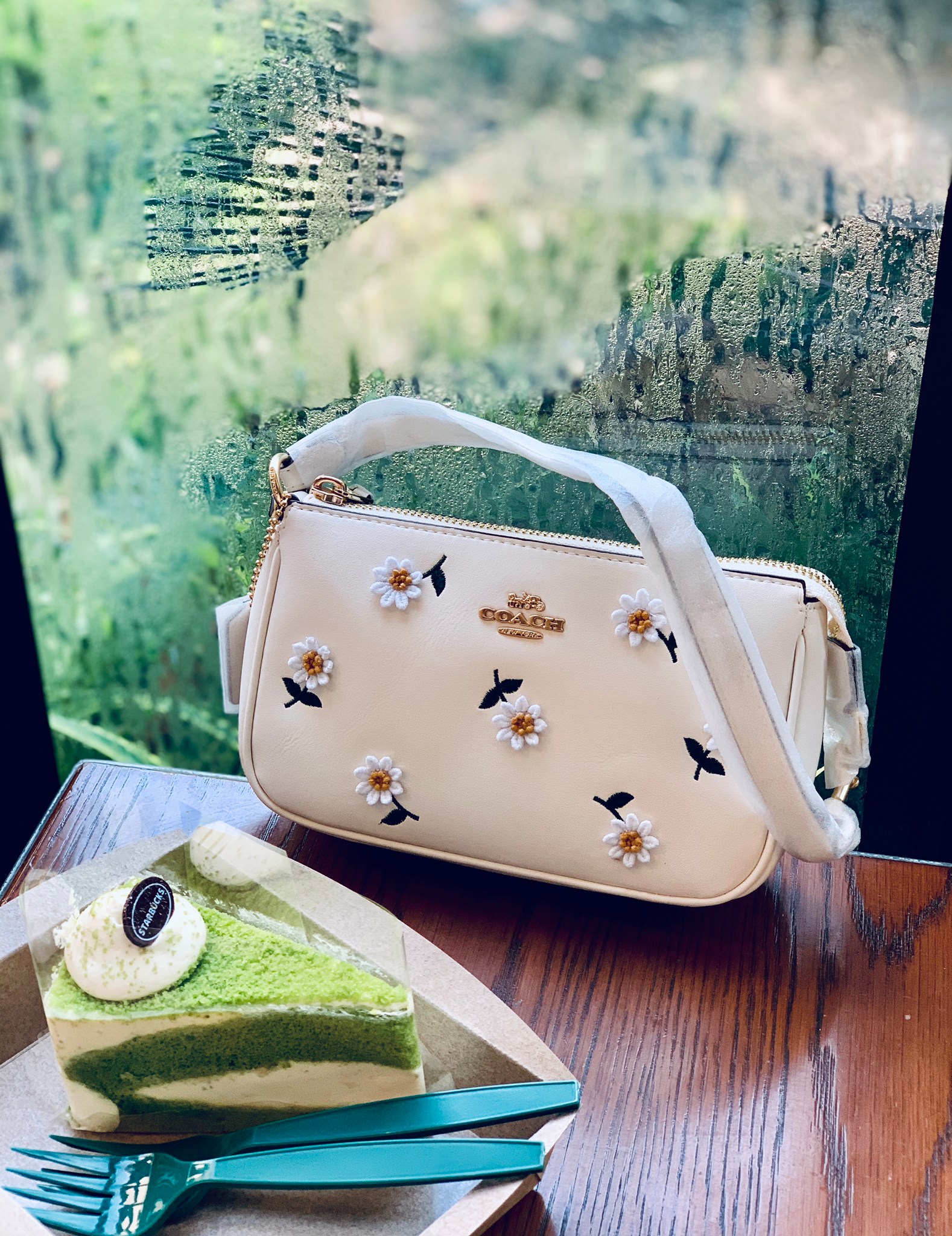 ดระเป๋าสะพายไฮโซน่ารักเก๋ๆ แบรนด์เนมโค้ชสีขาวครีมลายดอกไม้หนังแท้ COACH NOLITA DAISY BAG ((3356))