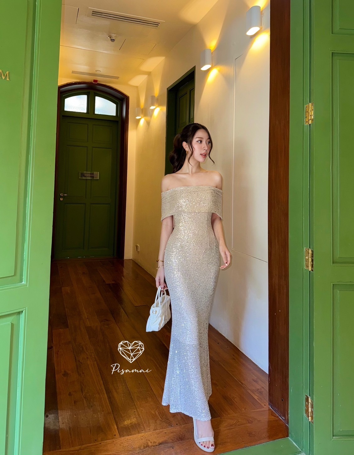 เดรสปาดไหล่กริกเตอร์สีเงินยาวทรงตัวหนอนหางปลา ใส่ไปงานสวยๆได้เลยค่า ราคานี้มือต้องไวเลยค่า รุ่นนี้ใส่สวย เนื้อผ้าดีมากกกกกกก ห้ามพลาดเลยค่า