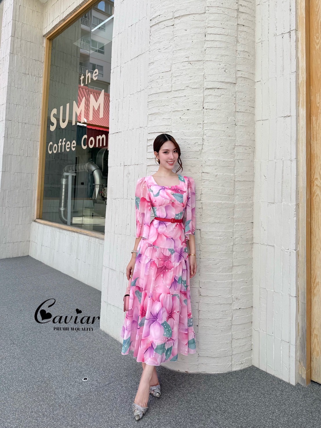 แม้กซี่ตัวเริ่ด-ตัวปัง สวยหวานสุดๆ งานเดรสคอเหลี่ยม แขนศอกทรงปล่อย กระโปรงเย็บระบายเป็นชั้นๆ ช่วงอกเสริมฟองน้ำ งานซิปหลัง มาพร้อมเข็มขัดสีสวยเข้ากับชุด