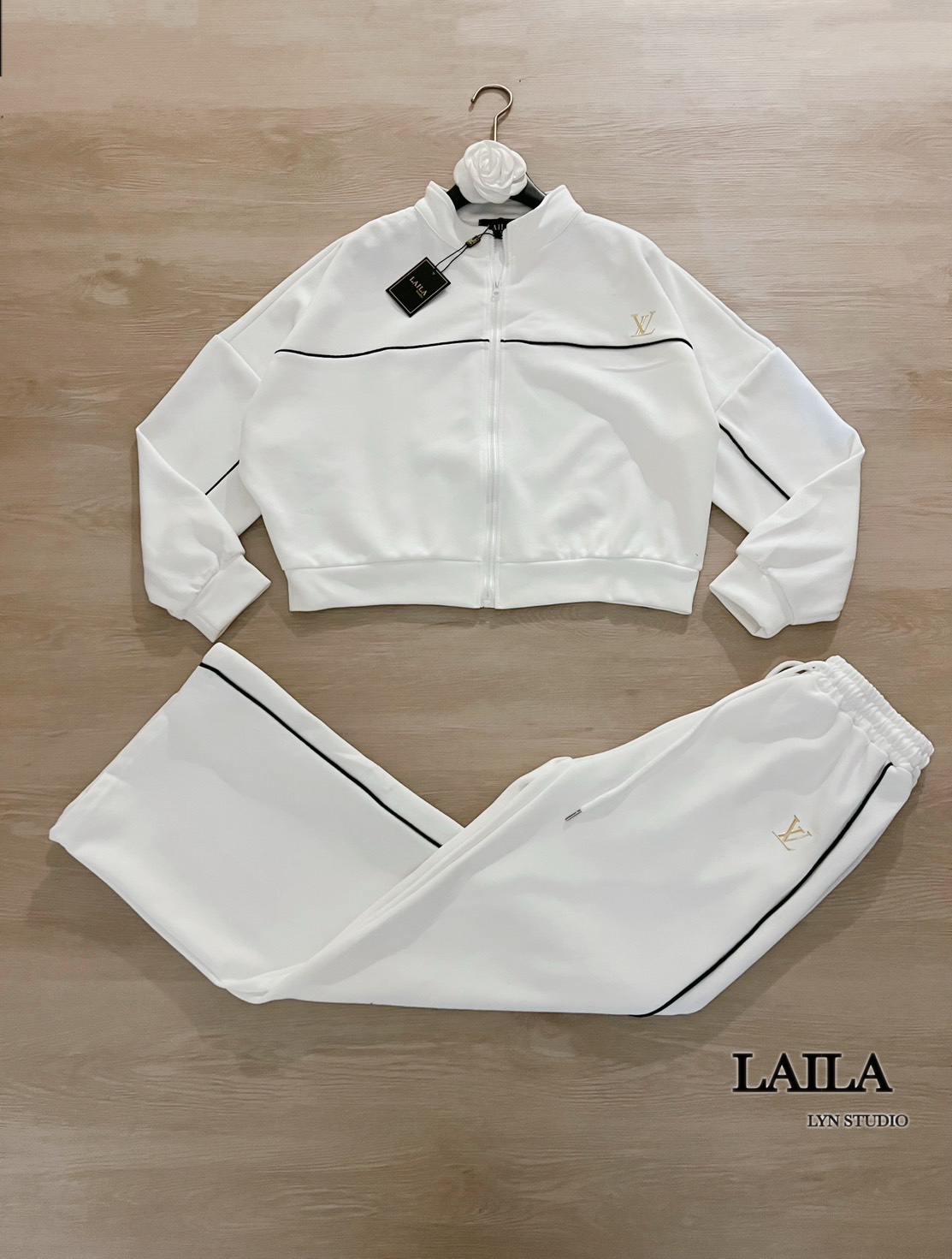 Tag: LAILA Detail:Setเสื้อสเวตเตอร์+กางเกง งานสเวตเตอร์แขนยาวผ้าวอล์มอย่างดีแต่งจั้มปลายแขน แต่งลายขีดขาดอกและช่วงอกกับหน้าขาแต่งปักโลโก้แบรนLVงานสวยมากค่า มาพร้อมกางเกงขายาวปลายขาแต่งปล่อยๆแต่งลายแถบมีเชือกผูกเอว ลุคนี้ใส่ได้ทุกโอกาสค่าาาา #ชุดเซ็ท #byla
