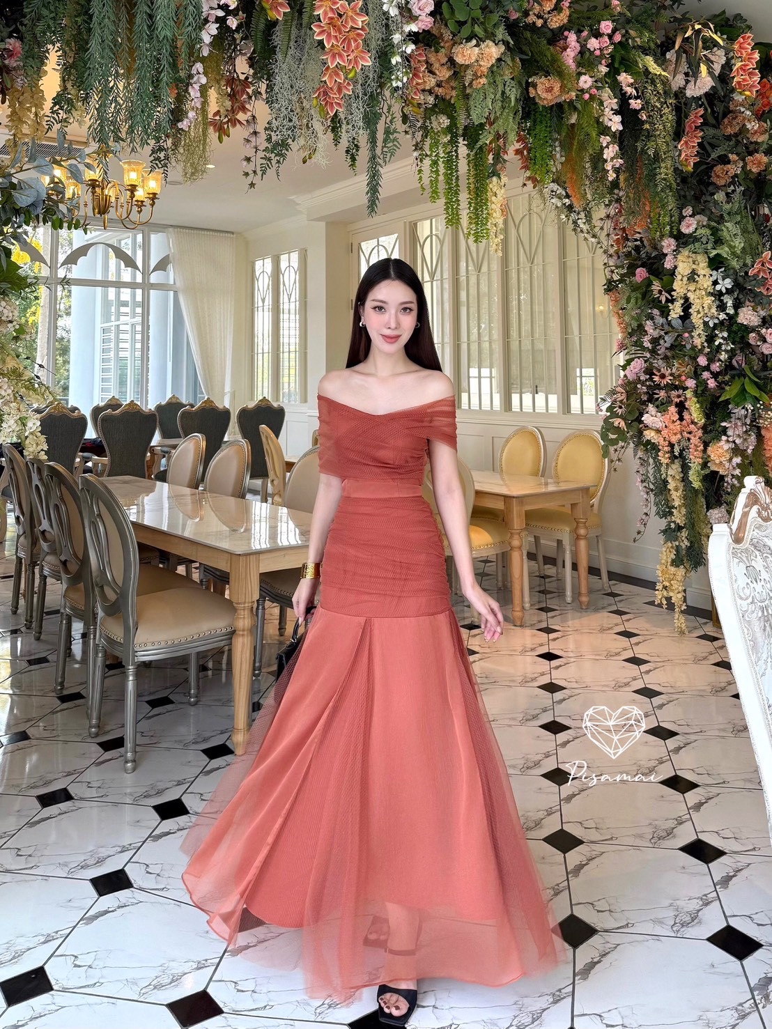 เดรสปาดไหล่สีน้ำตาลตัวยาวใช้ผ้าเยอะมาก ใส่สวยมากกกก ราคานี้มือต้องไวเลยค่า รุ่นนี้ใส่สวย เนื้อผ้าดีมากกกกกกก ห้ามพลาดเลยค่า