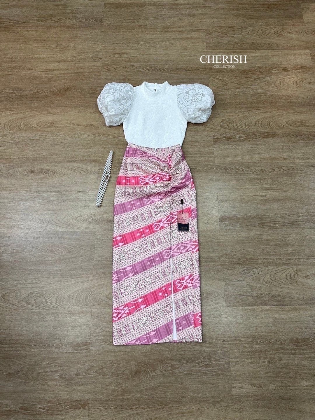 ชุดไทย Set 3 ชิ้น ตัวเสื้อลูกไม้คอปีน แขนตุ๊กตาฟูฟ่องแบบเก๋ มาพร้อมซับในทั้งตัว ตัวผ้าถุงพิมพ์ลายไทยพับจีบหน้าผ่าข้างช่วยทำให้ขาดูเรียวยาว แถมเข็มขัด สวยงามอย่างไทย ใครใส่ก็ไม่เฉย ต้องจัดสักชุดนะคะ