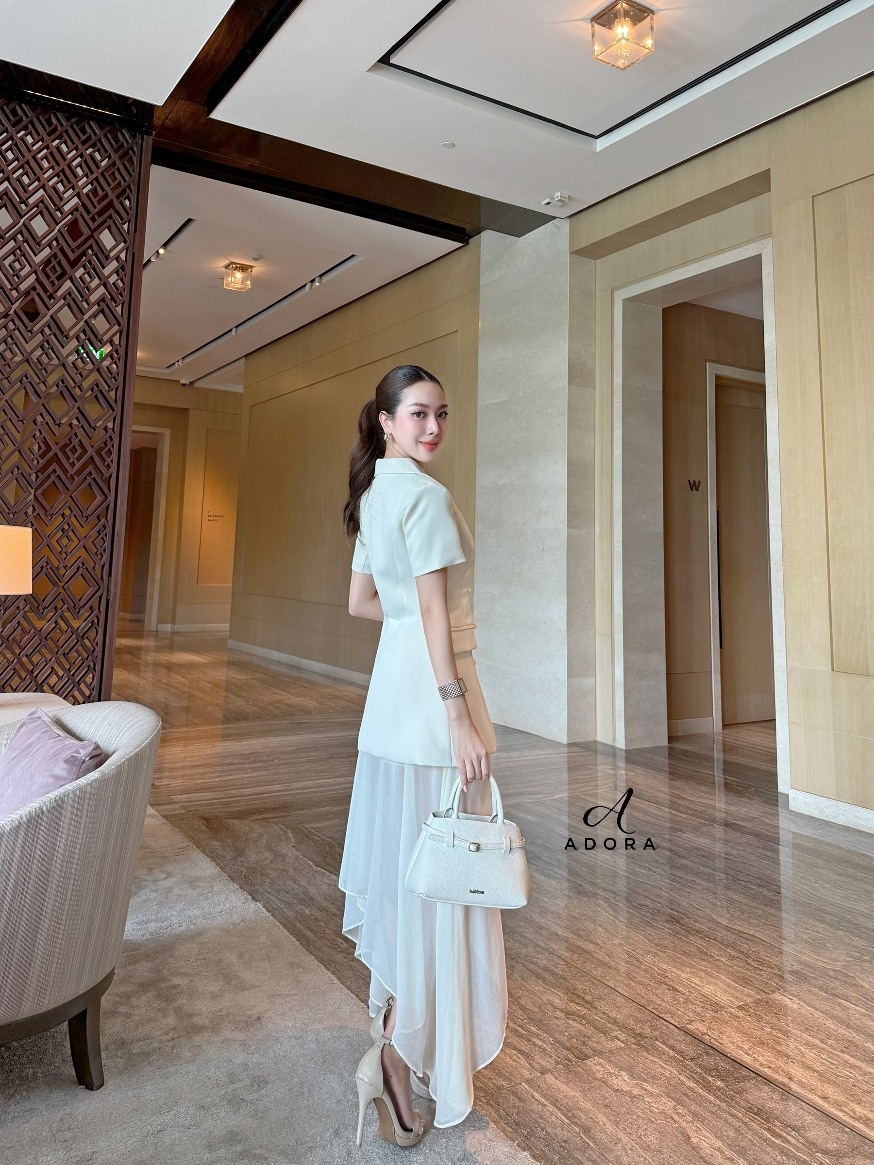 เซ็ทสองชิ้น เสื้อเนื้อผ้าสูท ดีไซน์คอวี ปกเชิ้ต แขนสั้น งานกระดุมหน้า แต่งกระเป๋าหน้า มาพร้อมกระโปรงสั้นตัดต่อด้วยผ้าชิฟฟ่อน แต่งระบายไล่ระดับ เนื้อผ้าเกรดพรีเมี่ยม ผ้ามีคุณภาพ งานมีซับใน ซิปหลัง ใส่แมทช์กัน หรือนำไปแมทช์แยกชิ้น รับรองว่าแกรมสุดๆ