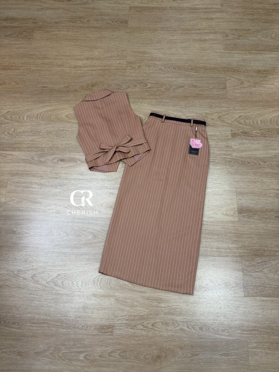 ชุดเซ็ท 3 ชิ้น เสื้อ+กระโปรง+เข็มขัด ตัวเสื้อกั๊กลายริ้ว แขนกุดคอวี แต่งกระเป๋าหลอก 2 ข้าง กระดุมทอง ช่วงเอว มีสายผูกเอวสามารถทำเป็นโบว์เล็กๆน่ารักได้ มาพร้อม