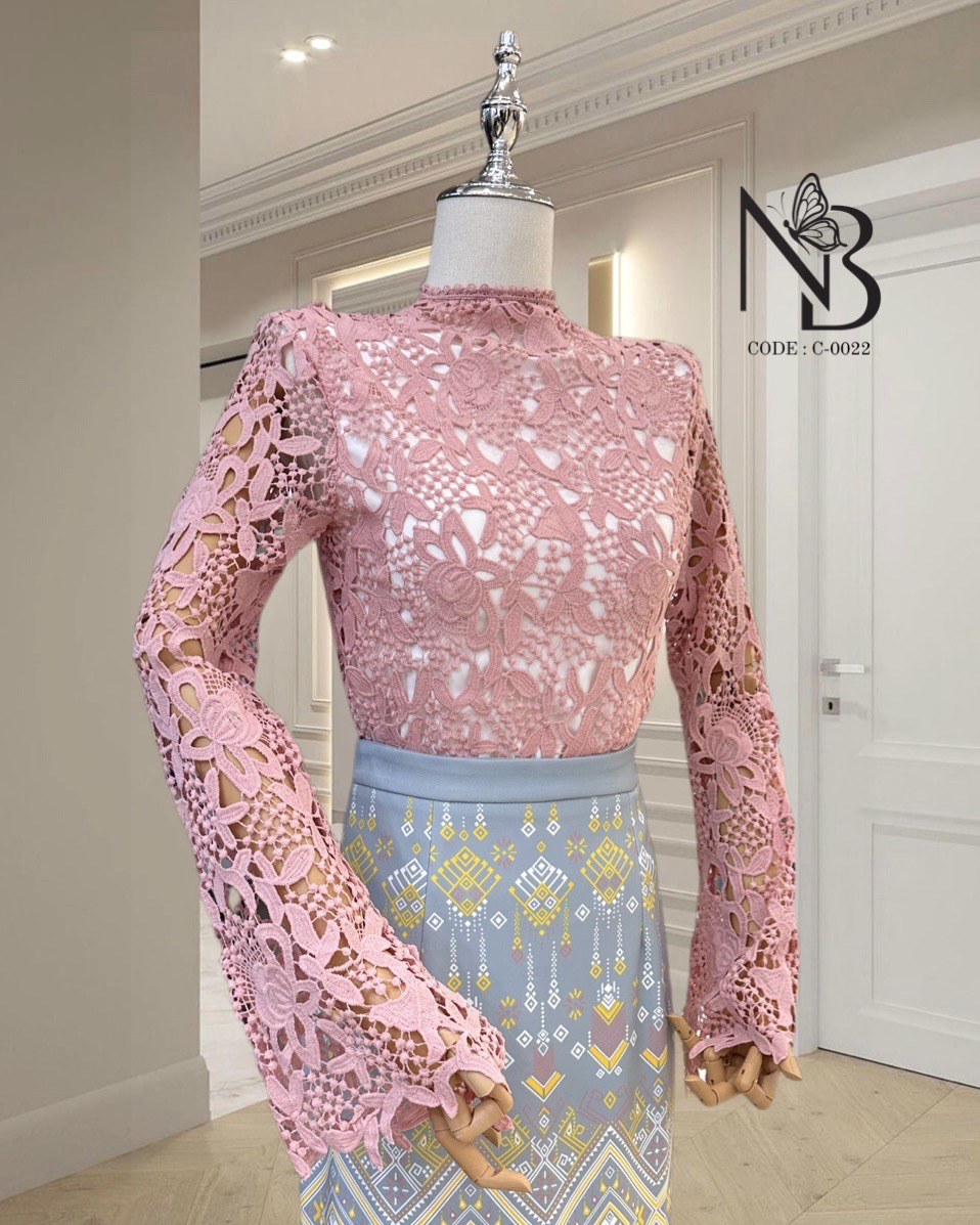 Label :: #NABIBRAND Code :: C-0022 Detail :: เสื้อลูกไม้ทรงคอเต่าแขนยาวแบบบานออก ชายระบาย มีซับในผ้าคอตตอน มีฟองน้ำเสริม มาด้วยกัน 2 สี สีฟ้าและสีขาว ชุดเข้าพรรษา ทอดกฐิน งานบุญ งานวัด งานเทศกาลไทยต่างๆ ใครที่มีกระโปรงผ้าถุงที่บ้านอยู่แล้ว อยากได้แค่เสื้อ