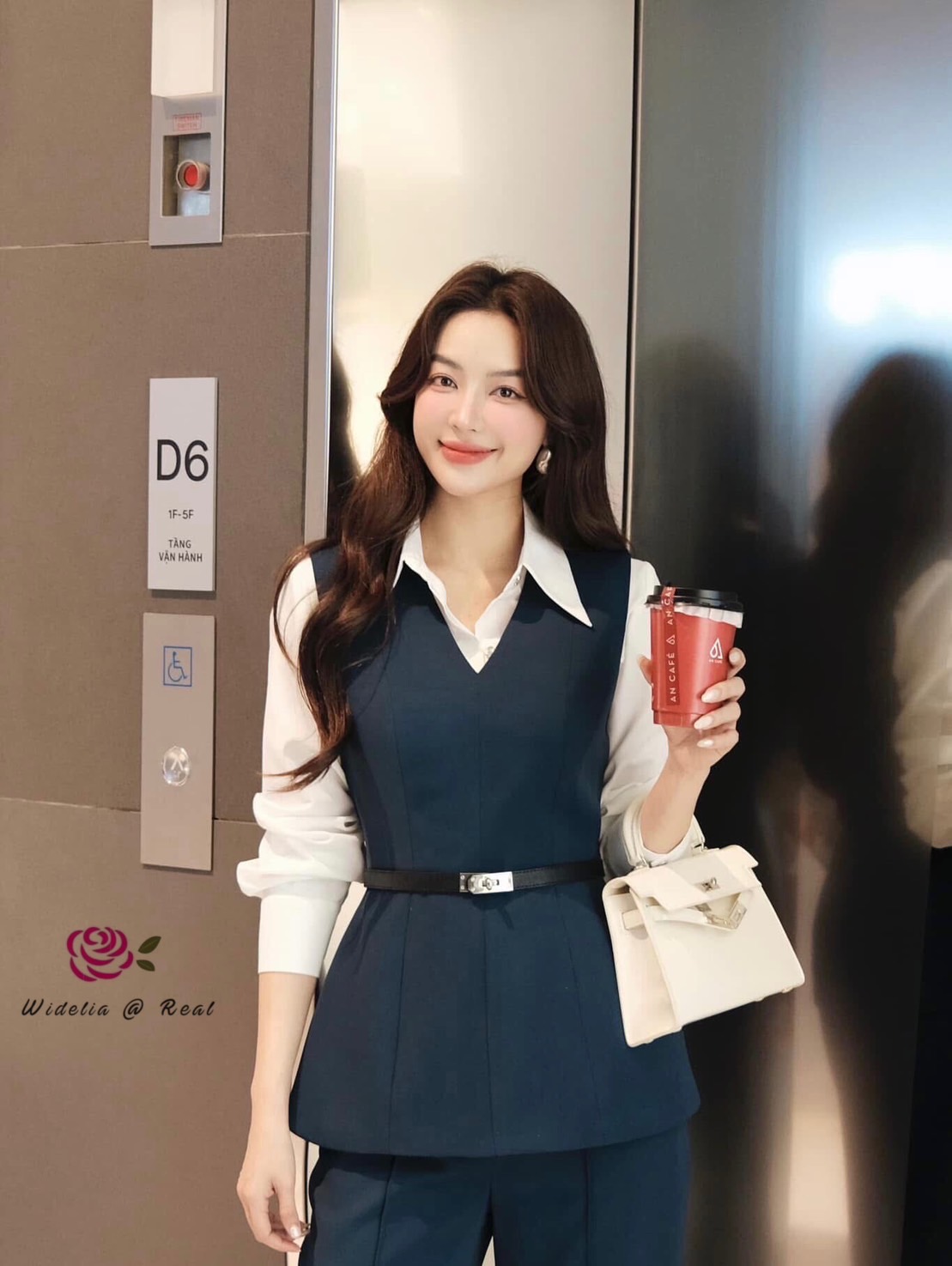 Set 4 ชิ้น มีเสื้อเชิ้ตสีขาว+เสื้อแขนกุด+กางเกงขายาว+เข็มขัด 1 เส้น งานเนื้อผ้าอย่างดีมีน้ำหนัก ผ้าไม่บาง ตัวเสื้อแขนกุดซิปหลัง กางเกงขากระบอกทรงเอวสูง เย็บตีเกล็ดหน้า