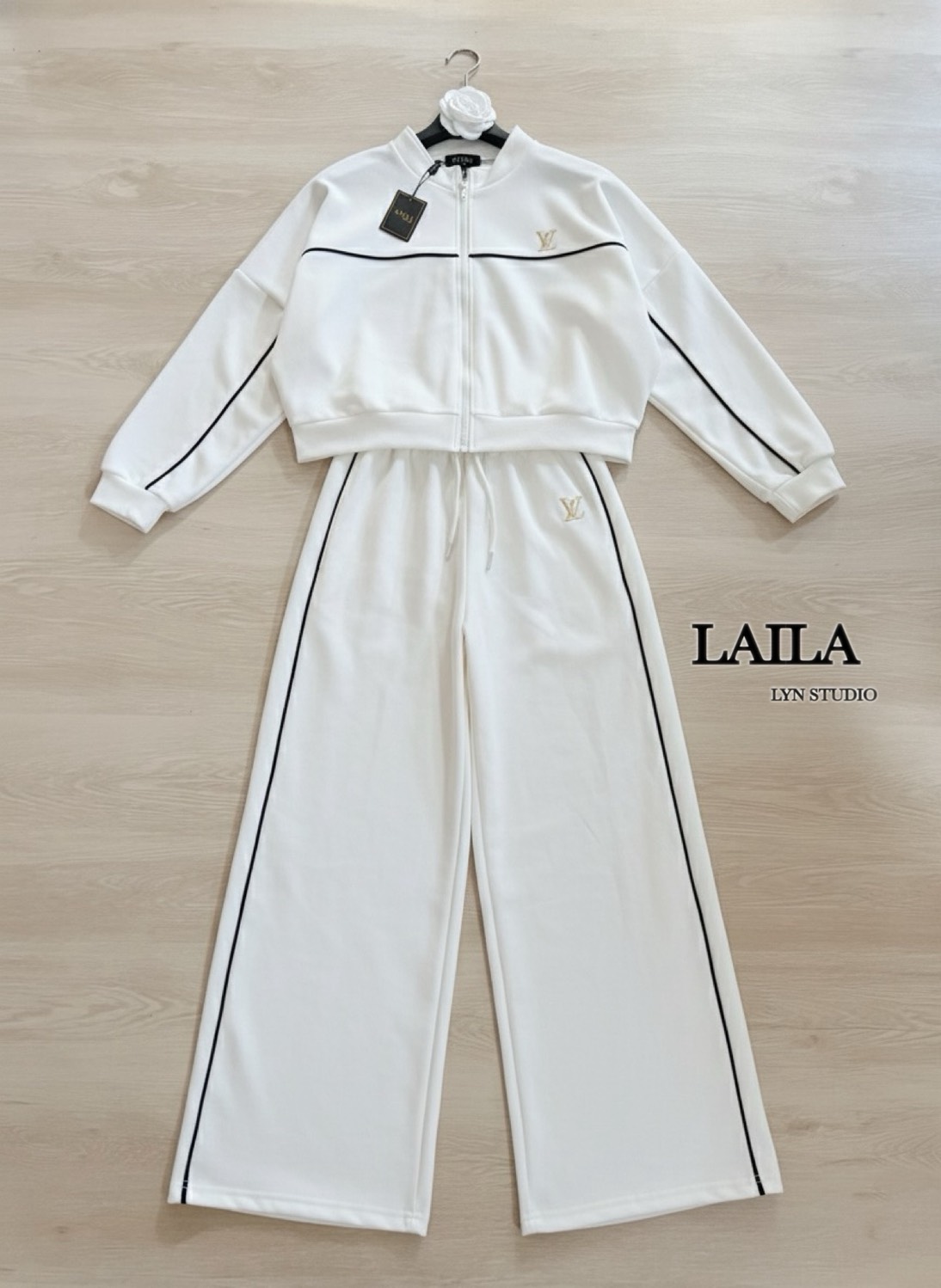 Tag: LAILA Detail:Setเสื้อสเวตเตอร์+กางเกง งานสเวตเตอร์แขนยาวผ้าวอล์มอย่างดีแต่งจั้มปลายแขน แต่งลายขีดขาดอกและช่วงอกกับหน้าขาแต่งปักโลโก้แบรนLVงานสวยมากค่า มาพร้อมกางเกงขายาวปลายขาแต่งปล่อยๆแต่งลายแถบมีเชือกผูกเอว ลุคนี้ใส่ได้ทุกโอกาสค่าาาา #ชุดเซ็ท #byla