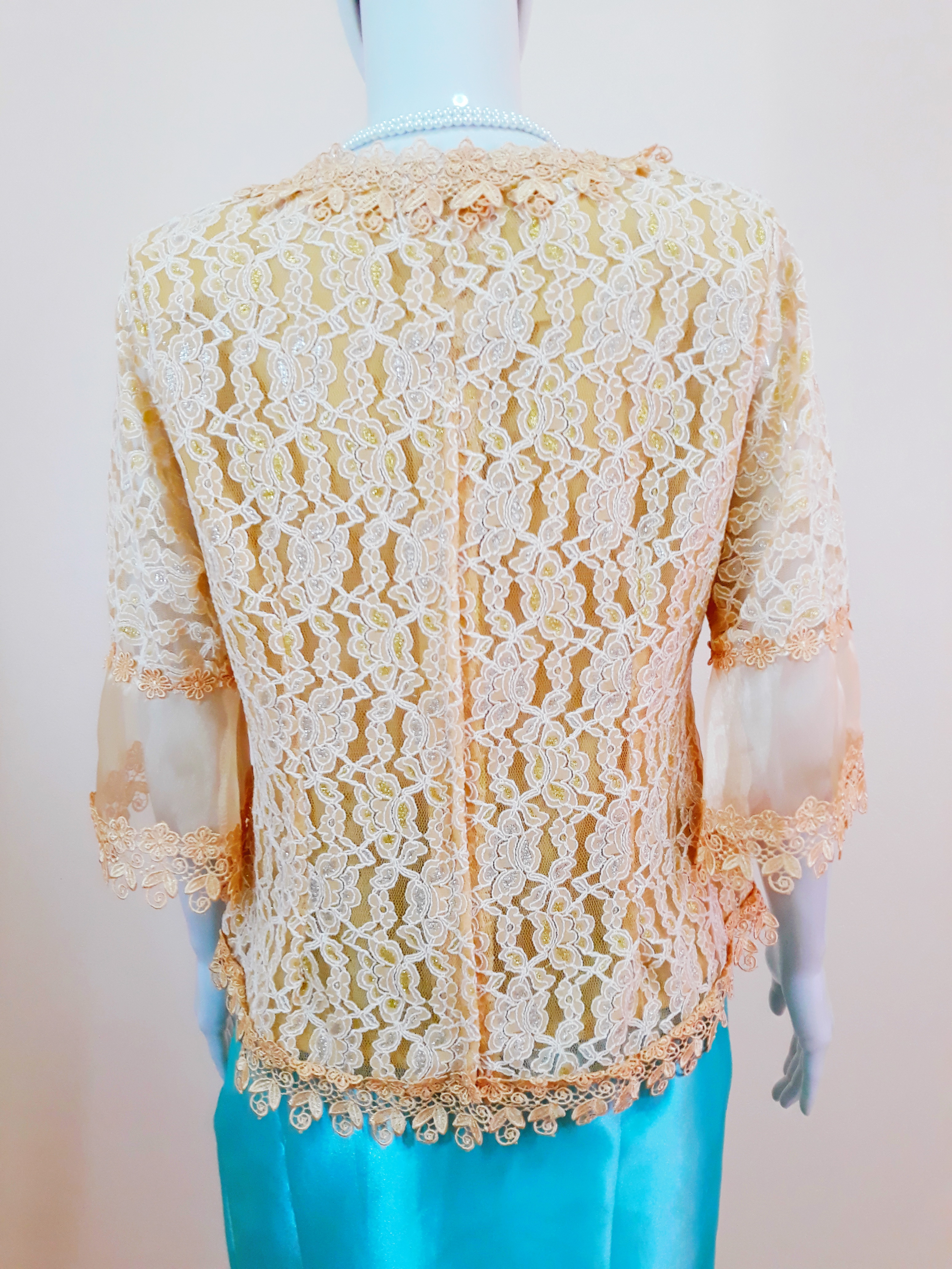 เสื้อลูกไม้ สีเหลืองทอง สวยหรู ดูดีมีระดับ มีซับในตัว (รอบอก 35-37 นิ้ว/ใส่ได้)