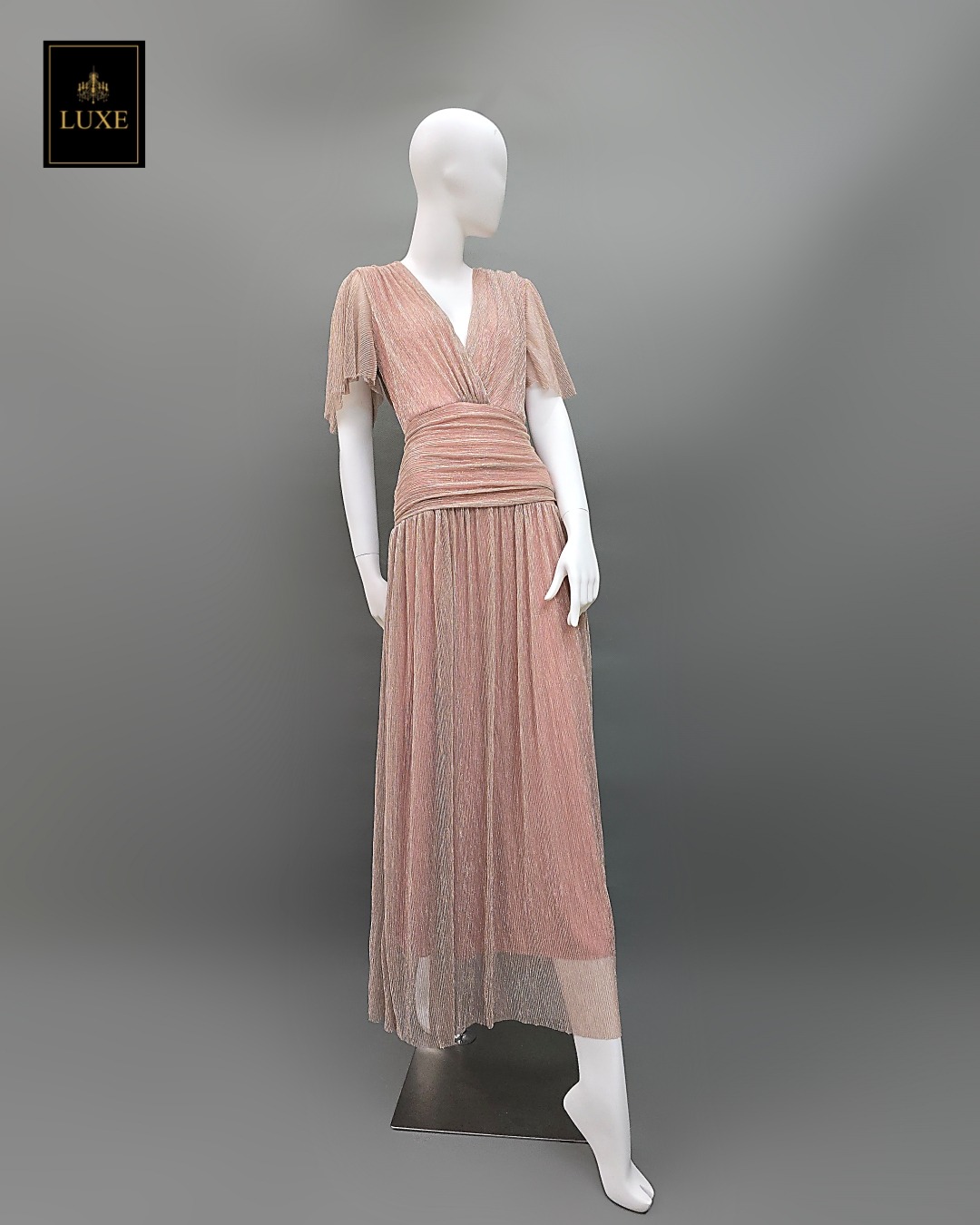 Draped Metallic Frill Sleeve Maxi Dress Label : LUXE ☑️แม็กซี่เดรสเสื้อคอวีป้าย แขนระบาย กระโปรงจับเดรปเข้ารูปตรงสะโพก ต่อชายกระโปรงบาน ☑️ทำจากผ้าราเม่อัดพลีทผสมดิ้นเมทัลลิก ผ้านุ่ม ยืดหยุ่น ใส่สบาย เล่นแสงสวย