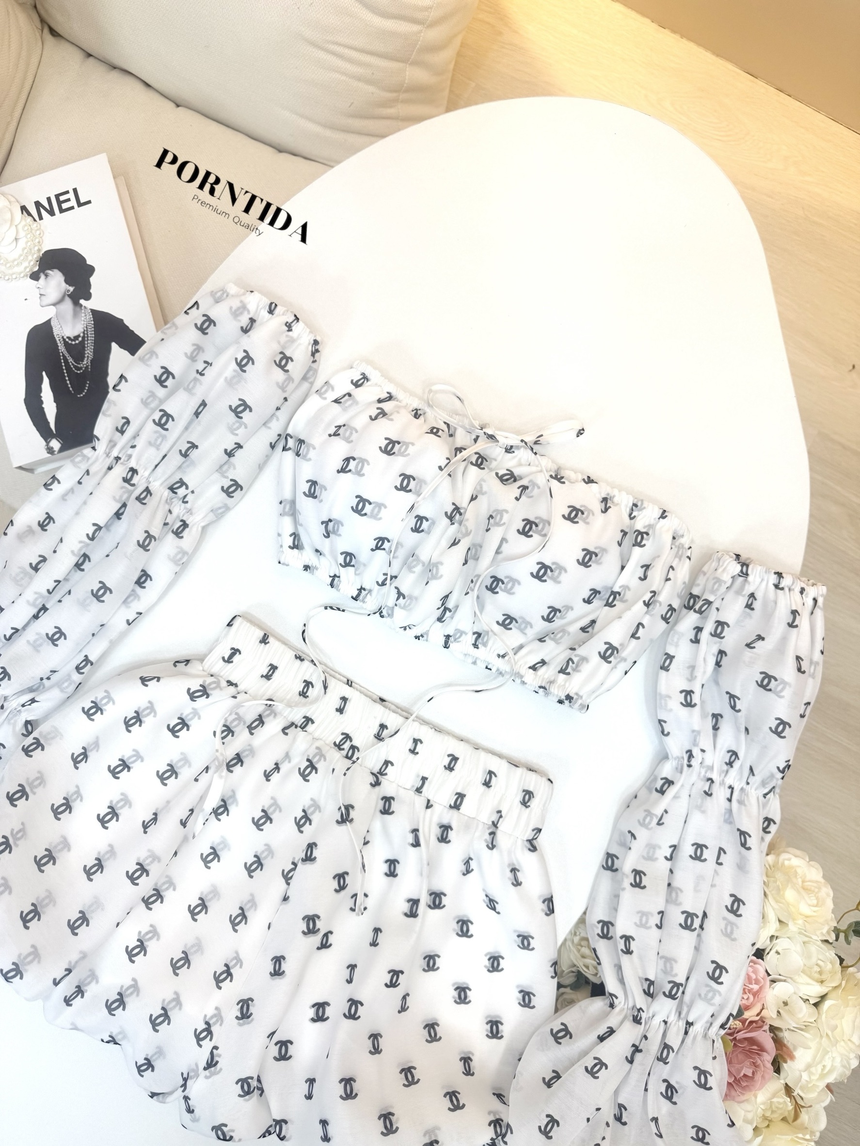 ชุดเซต 4 ชิ้น เสื้อเกาะอก+ กางเกงทรงบอลลูน+ปลอกแขน2 ข้าง ตัวเสื้อหน้าอกเสริมฟองนมสม็อกบริเวณเกาะอก อกใหญ่ลงไซด์เดิมได้