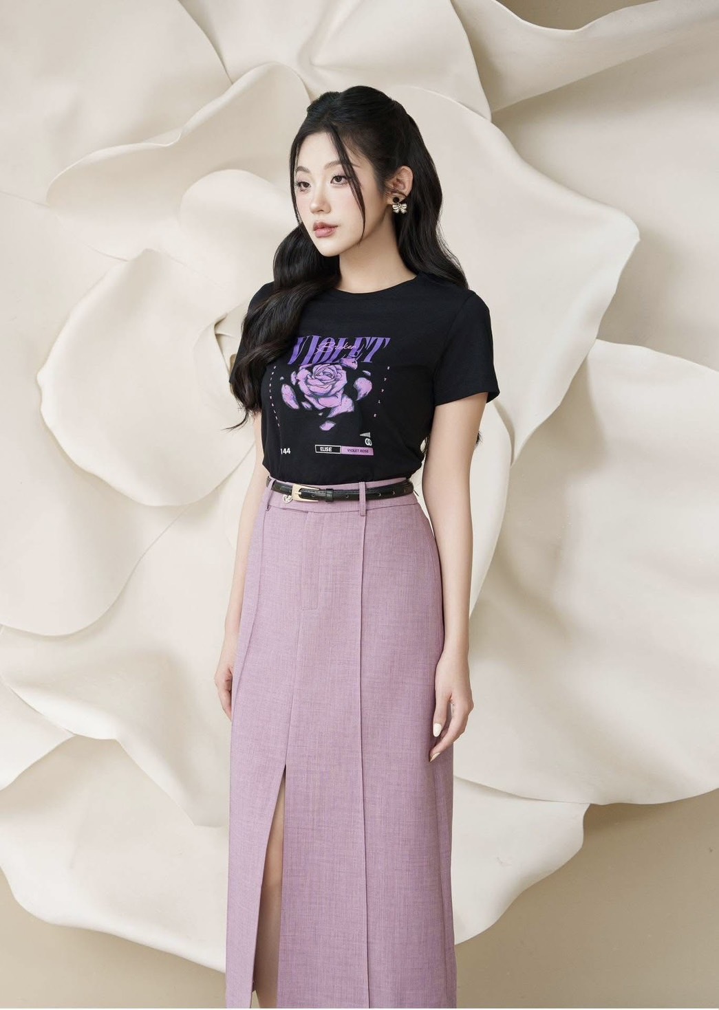 Set 2 ชิ้น เสื้อยืดสีดำคอกลมแขนสั้นเนื้อผ้านิ่มดีใส่สบาย ด้านหน้าช่วงอกสกรีนลายกุหลาบสวย ตัวเสื้อทรงพอดีตัว มาพร้อมกับกรกโปรงเอวสูงทรงเอสีชมพู ตีเกร็ตยาวด้านหน้า ดีเทลผ่าหน้า(มีตะขอซิปหน้า) มาคู่เข็มขัดใส่ปรับเข้ารูปให้ทรงสวยดีไซน์เก๋ เนื้อผ้าดีมีซับใน ทร