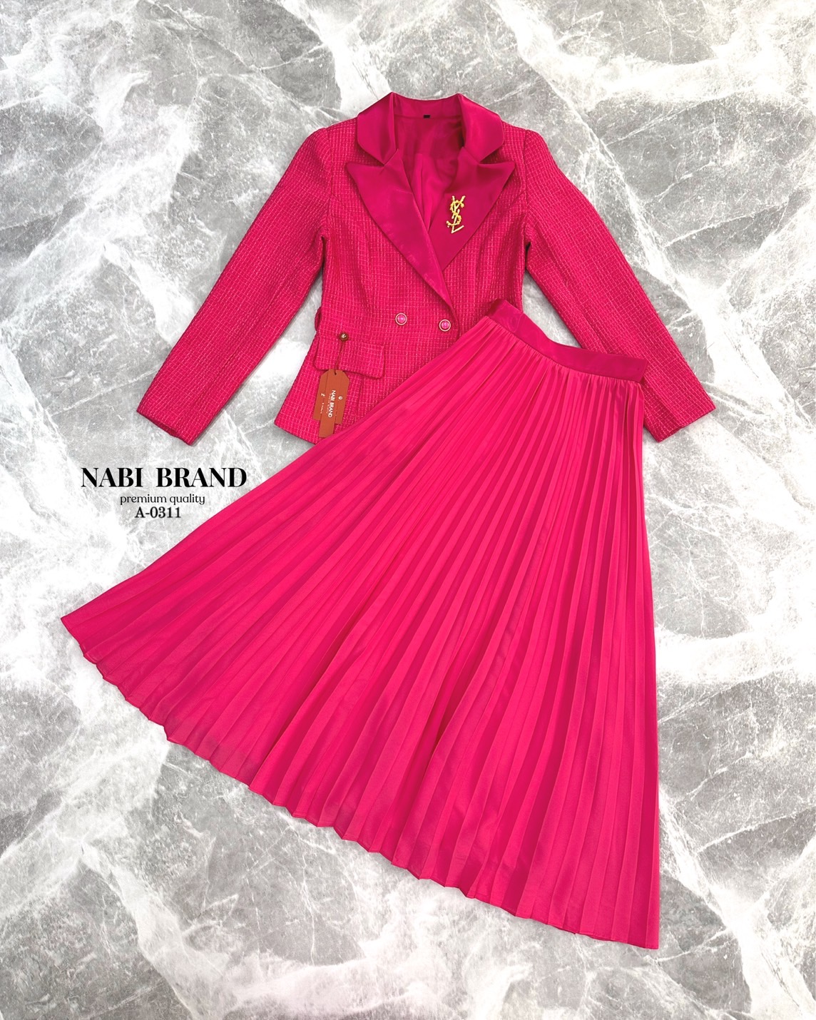 ชุดเซ็ตเสื้อคลุมแขนยาวดีไซน์ชุด สวยหรูดูแพง ปกคอแต่งด้วยผ้าSATINเงา ติดกระเป๋าหลอก2ข้าง มีกระดุมตรงกลาง 2เม็ด มาคู่กับกระโปรงอัดพลีทซิปข้าง มีเข็มกลัดและเข็มขัดมาให้ในเซ็ต ใส่แมทส์กันคือ สวย หรู ดูผู้ดีมาก ดีไซน์มาให้แบบผ้า 2ชนิด เสื้อคลุมใช้ผ้าทวิต กระโป