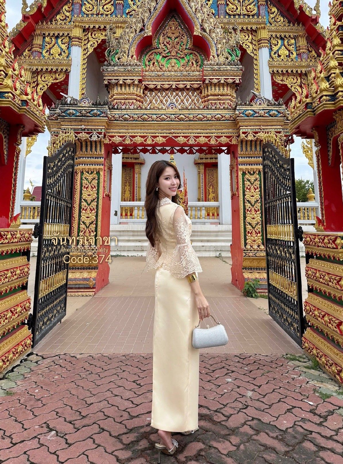 ชุดเซตลูกไม้+ผ้าถุง เรียบหรูดูแพง เนื้อผ้าดีมาก เสื้อลูกไม้สวยหรู มีเข็มกลัดติดที่หน้าอก สามารถถอดออกได้ หน้าอกมีฟองน้ำ มีซับใน มีซิบด้านหลัง