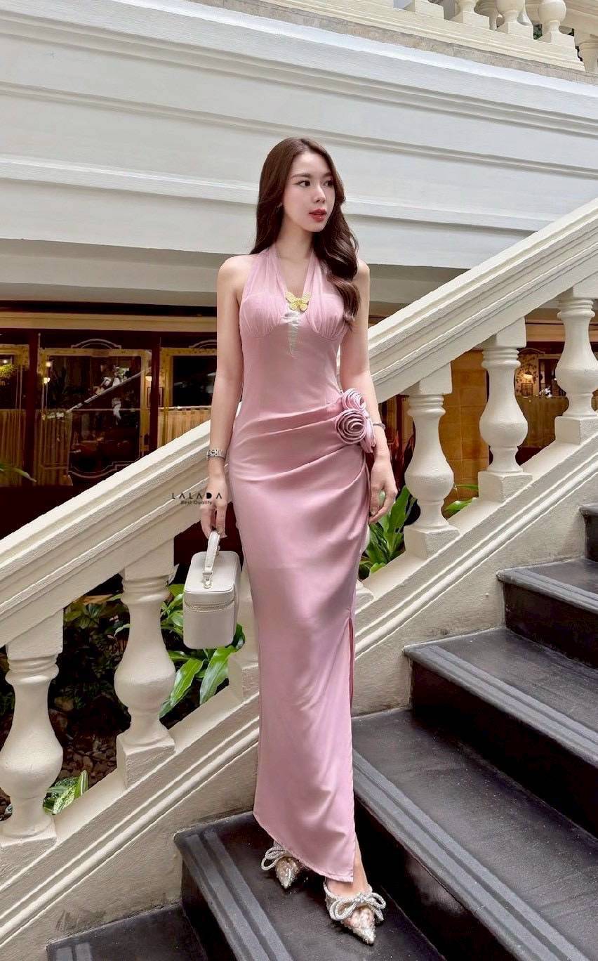 maxi dress เรียบหรู คล้องคอช่วงอกแต่งผ้าซีทรู เสริมฟองน้ำ + เข็มกลัดติดได้ตามใจชอบ แต่งดอกไม้ช่วงเอว ผ่าหน้า งานซิปหลัง ตัดเย็บอย่างดี การันตีเลยค่ะ แนะนำเลยค่ะพี่ๆ