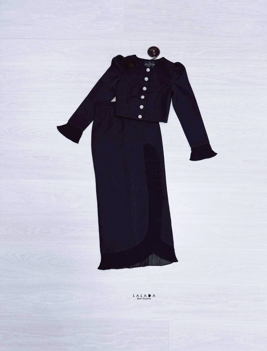 set 2 ชิ้นเสื้อสีดำแขนยาวกระดุมหน้า ปลายแขนแต่งระบาย ตัดเย็บอย่างดีมีซับใน + เข็ดกลัดดอกไม้ + กระโปรงยาวเนื้อผ้าเดียวกันแต่งระบายด้านหน้า สวยลัคชู ใส่ไปไหนก็รอดค่ะ