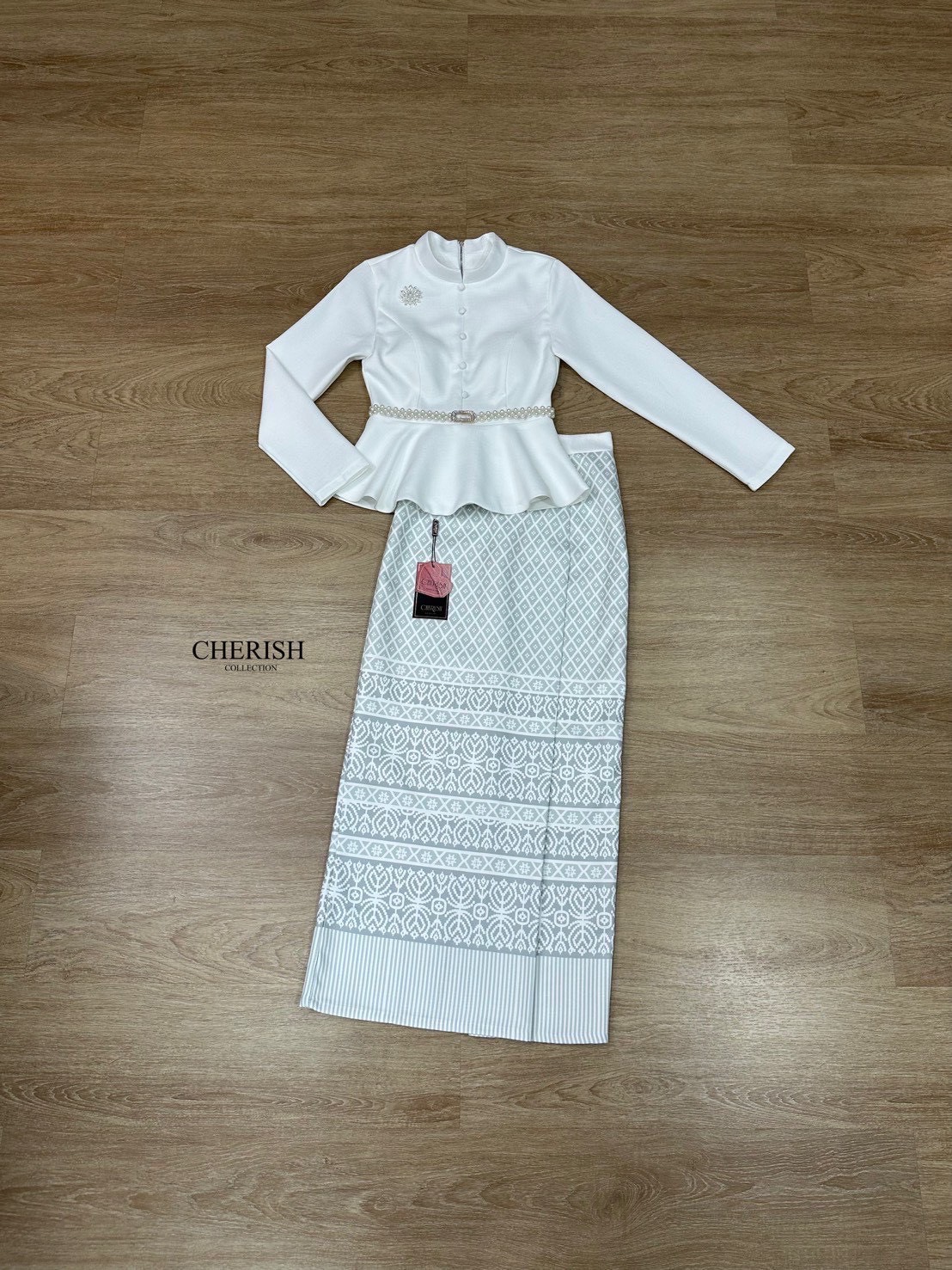 เซ็ท ชุดไทย 4 ชิ้น ตัวเสื้อคอกลมแขนยาวชายระบาย ตกแต่งกระดุมซิปหลังมีฟองน้ำเสริมอก ตัวกระโปรงผ้าพิมท์ลายผับจีบหน้า ผ่าหลังพร้อมซับในอย่างดี มีเข็มขัด+เข็มกลัดแถมให้ด้วย จะใส่เข้าพิธีสำคัญ งานบุญ งานมงคลสมรส จะไปงานไหนรับรองเด่นสุดๆเลยค่า🩷