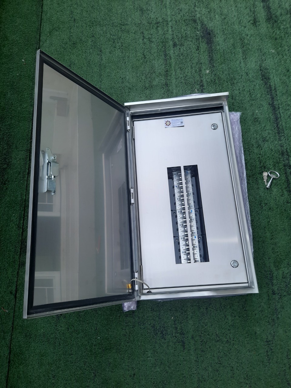 Main LUG 100A ตู้สแตนเลส 304 มีหลังคาสโลป W450xH800xD152mm. (42ช่อง)