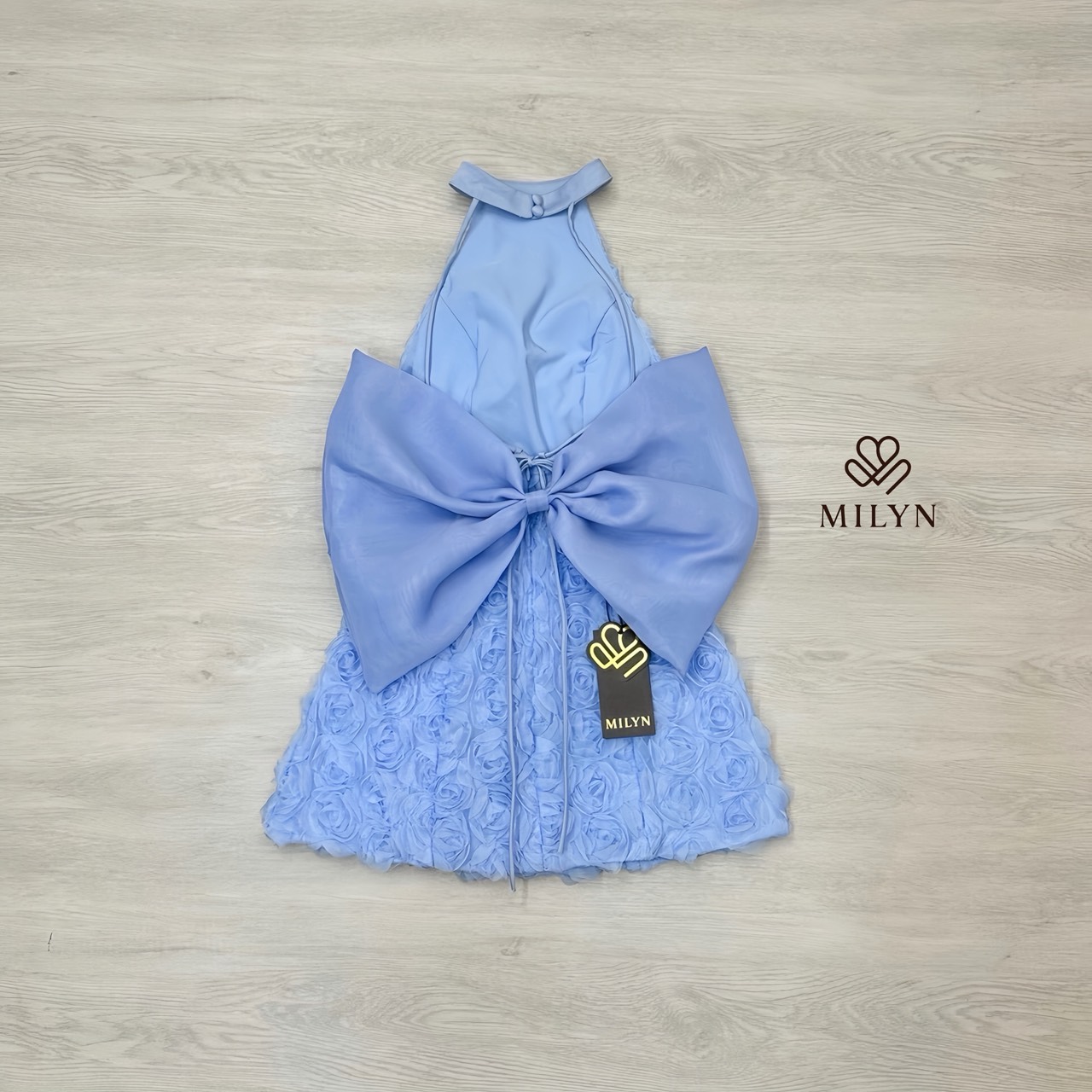 มินิเดรสแต่งดอกกุหลาบทั้งตัว ดีเทลเนื้อผ้าแบบ 3D ทำให้ชุดดูโดดเด่นมากขึ้น คอฮัลเตอร์ช่วยเสริมลุคให้ดูเพรียวและหรูขึ้นไปอีกขั้น ด้านหลังเปิดหลังสวย พร้อมโบว์ใหญ่สุดละมุนเป็นไฮไลต์ของชุด ใ