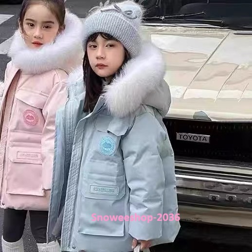 เจ้าหญิงหิมะตัวน้อยก็ต้องมีลุคสุดคิวท์ อบอุ่นทุกองศา แต่ยังสวยหวานในทุกช็อต เสื้อโค้ทเด็กผู้หญิงทรงยาวปานกลาง บุขนหนานุ่ม กันหนาวติดลบ ฮู้ดขนเฟอร์สุดฟู ถ่ายรูปมุมไหนก็น่ารัก กันลม กันหิมะ อุ่นสบายไม่กลัวหนาว มี 2 สีคิวท์ๆ — ฟ้า & ชมพู ไซซ์ 110-160 cm