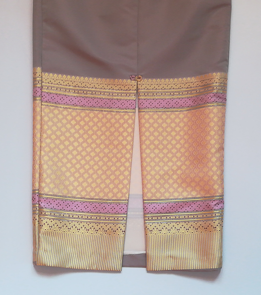 ผ้าถุงไหมสำเร็จรูป (สีโอวัลติน ทรงกระโปรง) งานตัดเย็บประณีต อัดผ้ากาวตามสีของผ้าถุง เนื้องานดีเกรด A (รอบเอว 30 นิ้ว)