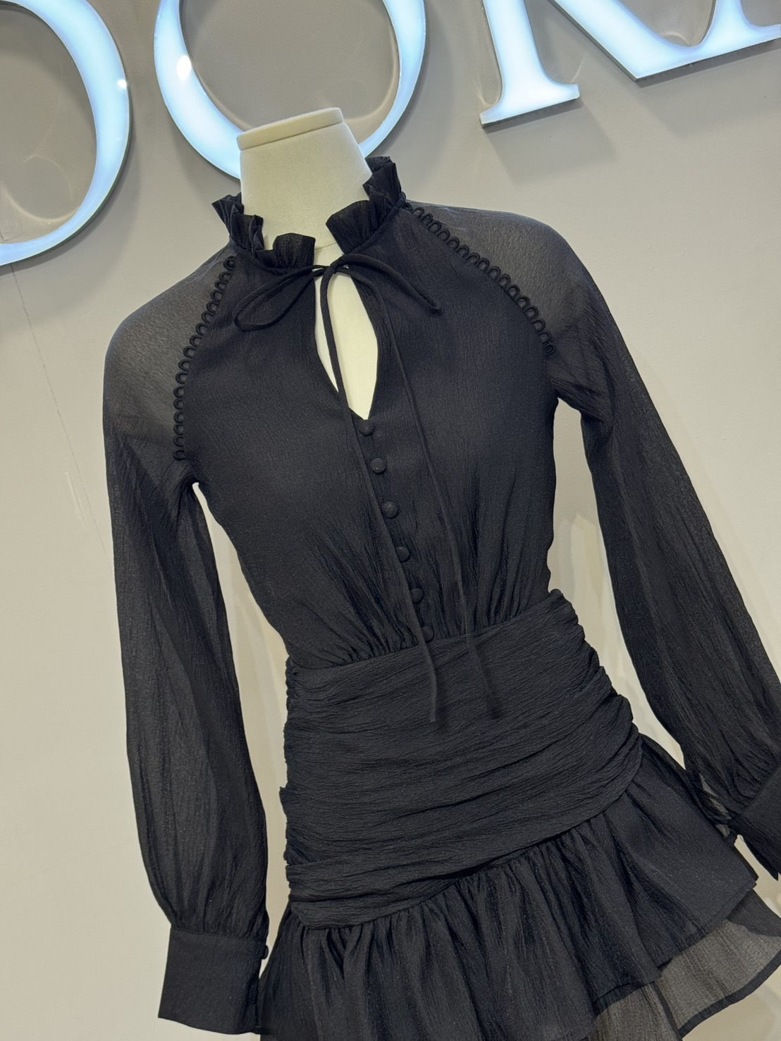 มินิเดรส ดีไซน์น่ารักๆ ตัวนี้ตอบโจทย์เลยค่ะ มินิเดรสแขนยาว ดีไซน์คอปีน แต่งกระดุมหน้า ช่วงคอเสื้อ ผูกโบว์ ตัวเดรสใช้ผ้าเกรดพรีเมี่ยม