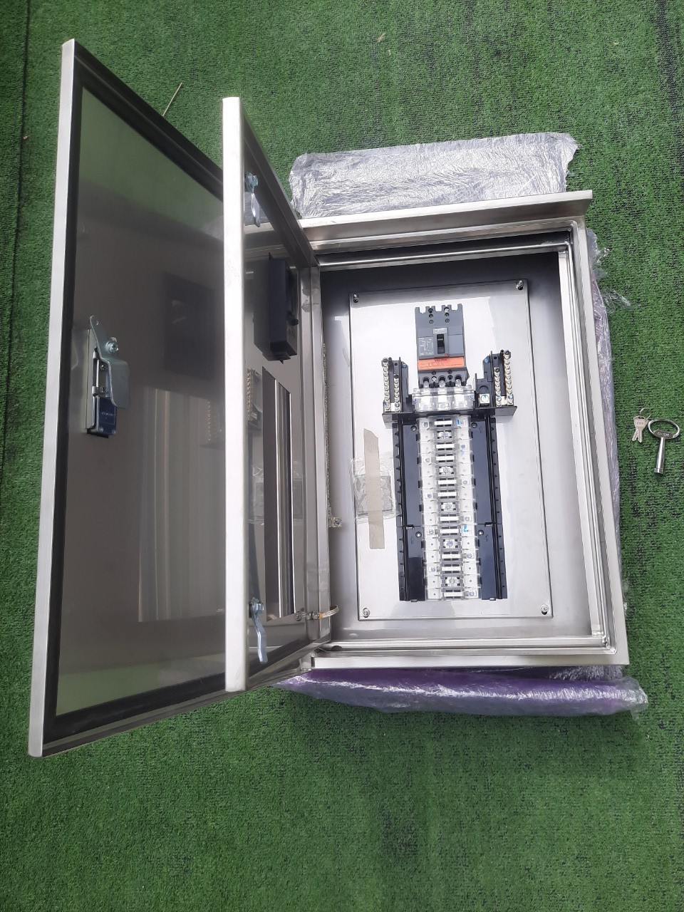 LOAD CENTER 100A ตู้สแตนเลส 304 มีหลังคาสโลป W450xH650xD152mm. (30ช่อง)