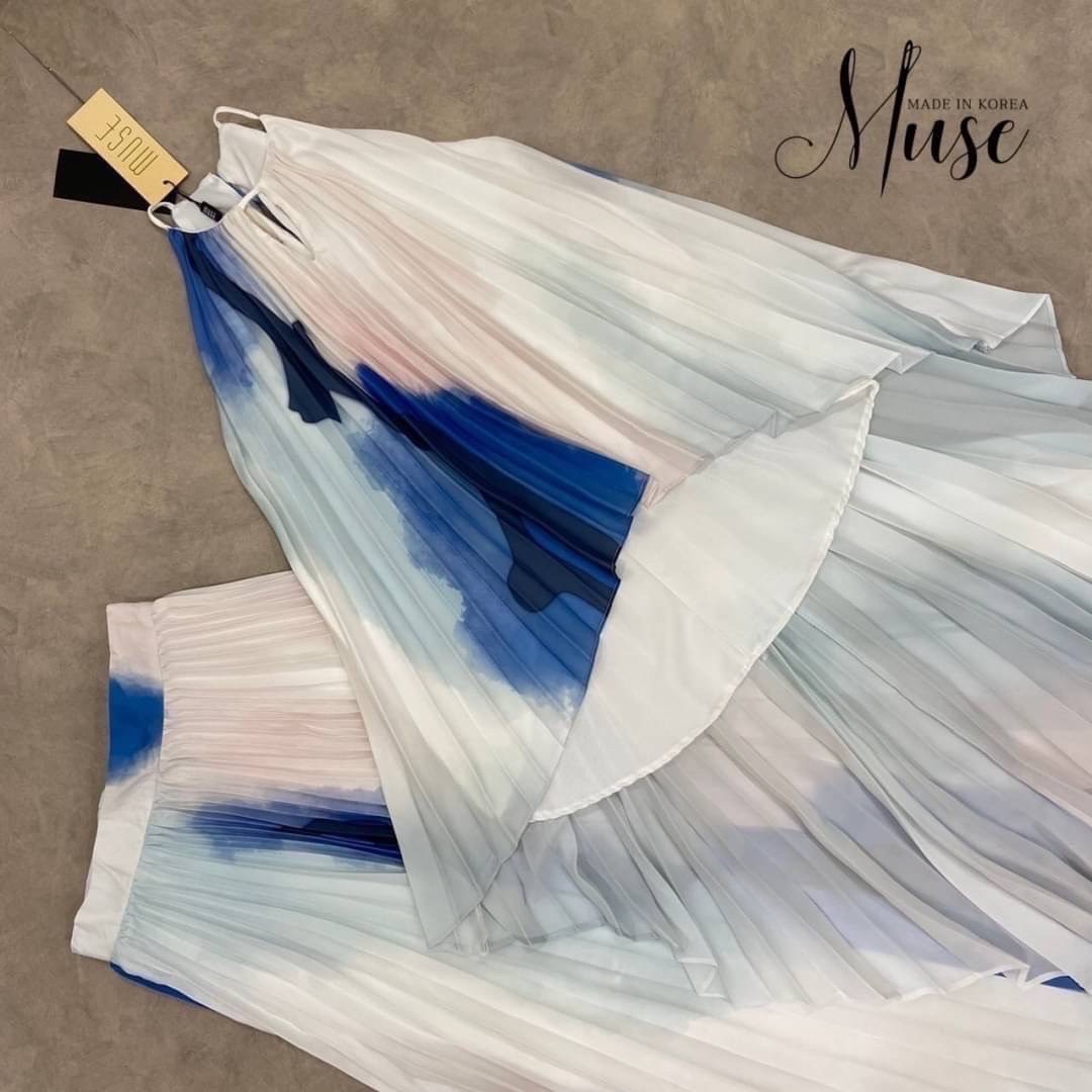 เซ็ตเสื้ออัดพลีตพิมพ์ลายกราฟฟิกสีน้ำ ตัวชุดเป็นทรงปล่อย ใส่คู่กับกระโปรงยาวลายเดียวกับ สวยปังแน่นอน