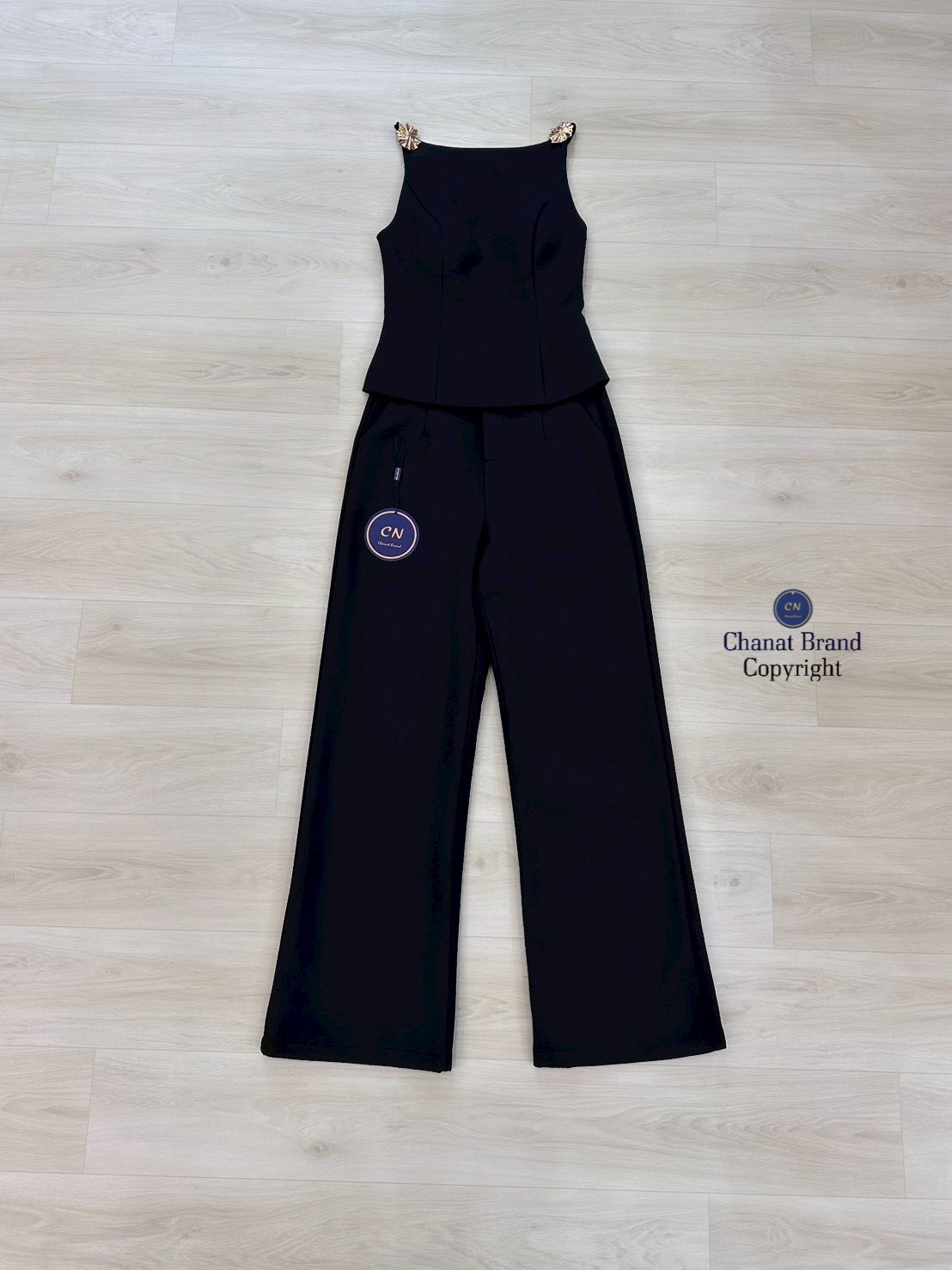 Set 2 ชิ้น เสื้อสายเดี่ยวสีดำ ช่วงสายด้านหน้าแต่งอะไหล่ดอกไม้สีทอง อกเสริมฟองน้ำ ดีเทลแต่งเว้าหลังบน ซิปหลังมีชับในตัว แมทซ์กับกางเกงขายาว สีเดียวกับชุด มีตะข้อและซิปหน้า กระเป๋าข้างใช้งานได้จริง งานสวย เนื้อผ้าดี คัตติ๊งเป๊ะคะ