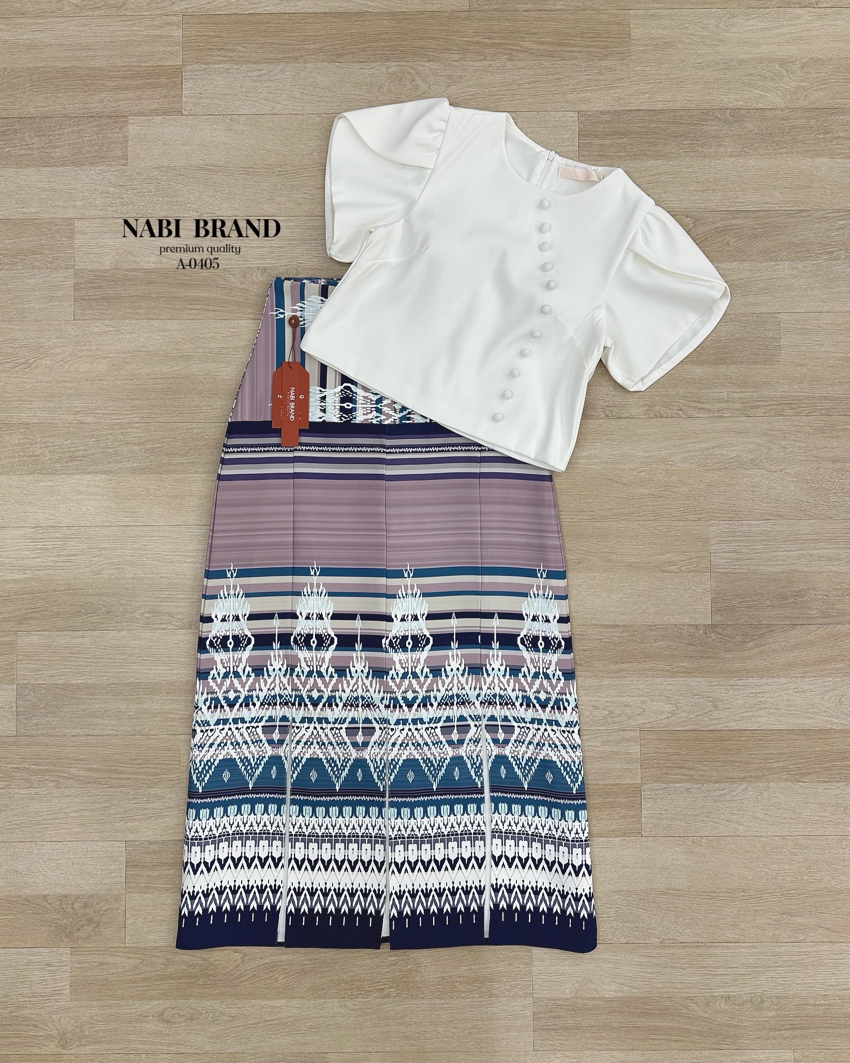 ชุดไทย คอลใหม่อย่างเลิศหรู ใครมองหาชุดไทยแบบใหม่ จัดมาได้เลยนะคะ🤍 ชุดเซท 2 ชิ้น เสื้อคอกลมแต่งกระดุมด้านหน้า ผ้าดี แต่งแขนกลีบบัว ทรงปล่อยๆ เข้าเซทกับกระโปรงพิมพ์ลายอย่างสวย แต่งผ่าหน้า เดินได้คล่องตัว ชุดมีซับในและฟองน้ำ งานซิบหลังทั้งเซท ใกล้วัน