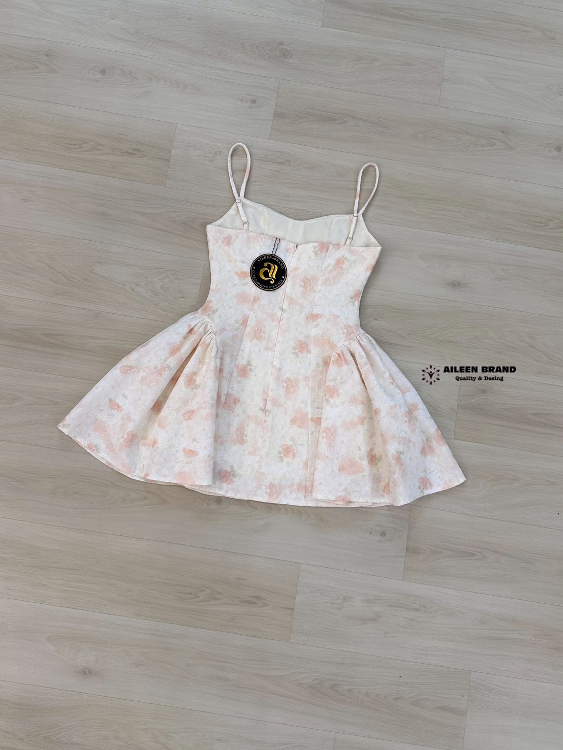 มินิเดรสสายเดี่ยวสีขาวครีม ลายดอกไม้เล็กๆ ผูกโบที่อก ซิปหลัง ช่วงเอวเข้ารูป ตัวกระโปรงแต่งจีบด้านข้างบานออกทรงสวย มีชับใน งานสวยเนื้อผ้าดี คัตติ๊งเป๊ะคะ 💕💦ป้าย Aileen งานคุณภาพ ขึ้นจากงา